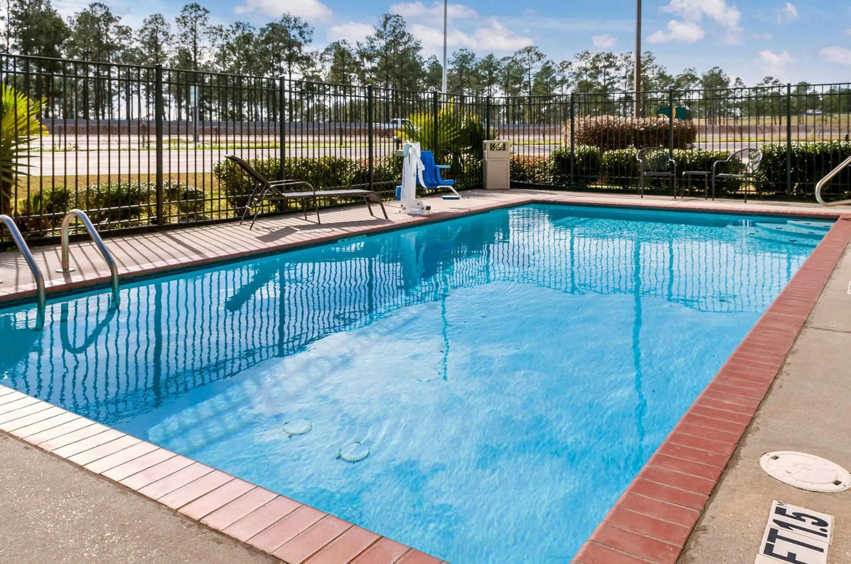 Swimming pool in Quality Inn & Suites Slidell