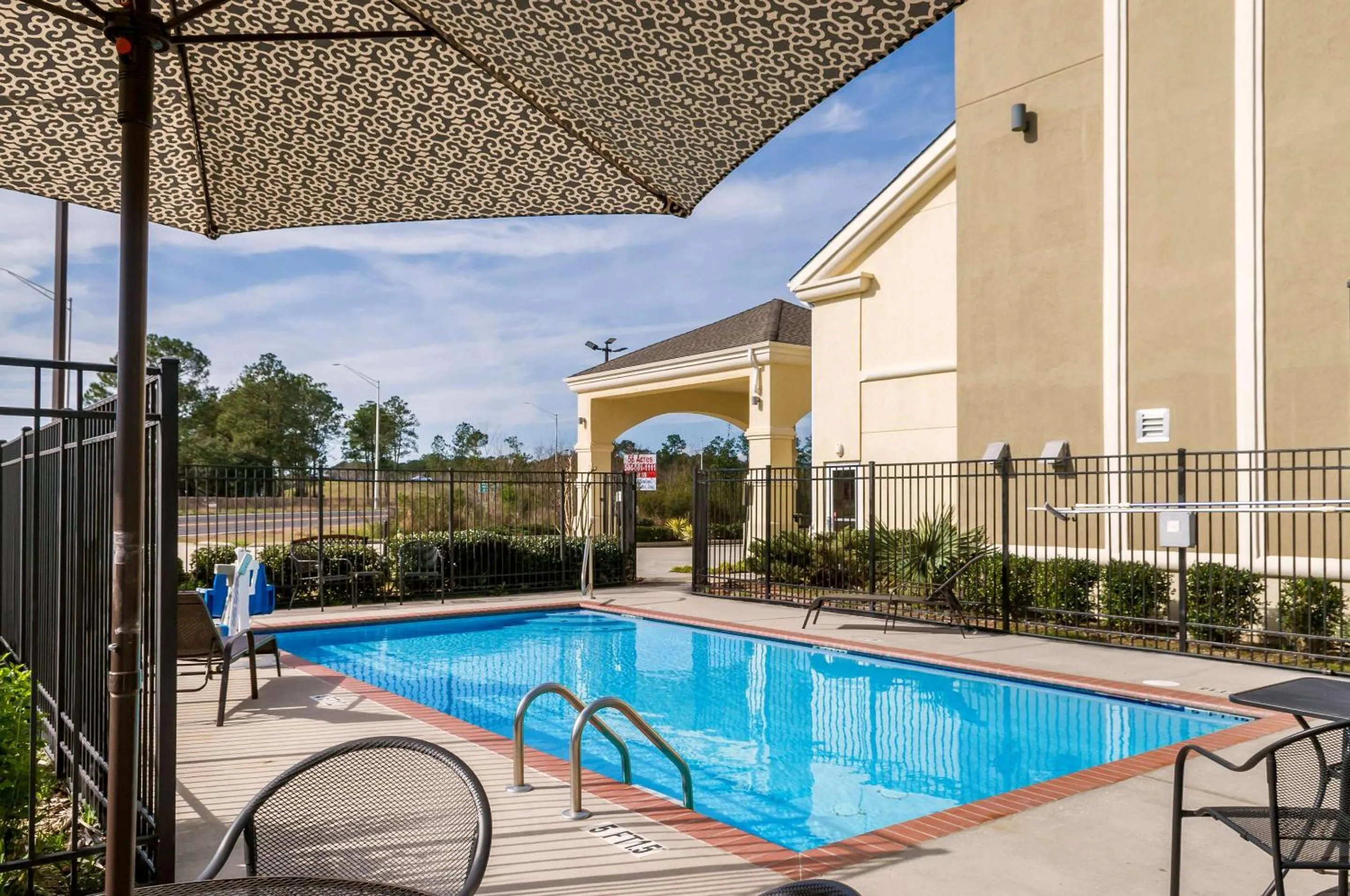 Swimming pool in Quality Inn & Suites Slidell