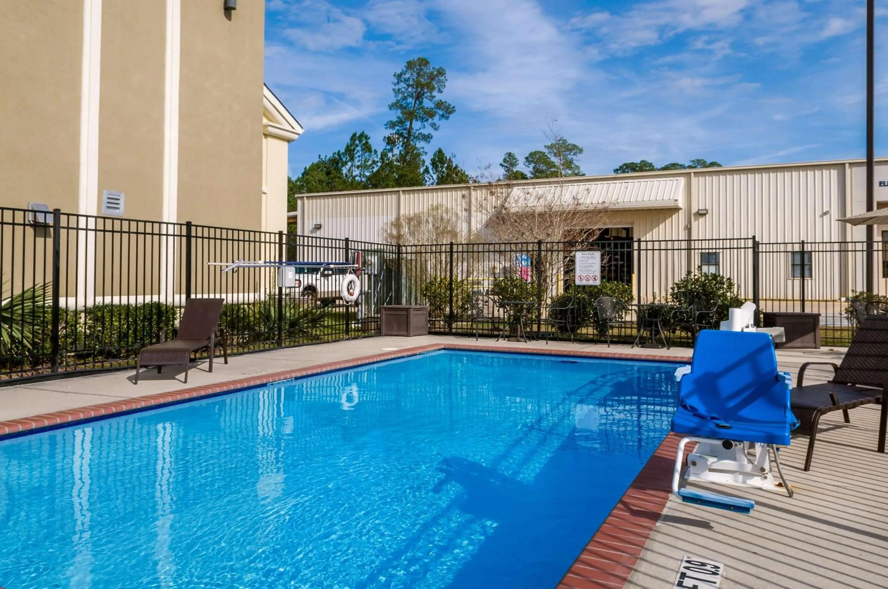 Swimming pool in Quality Inn & Suites Slidell