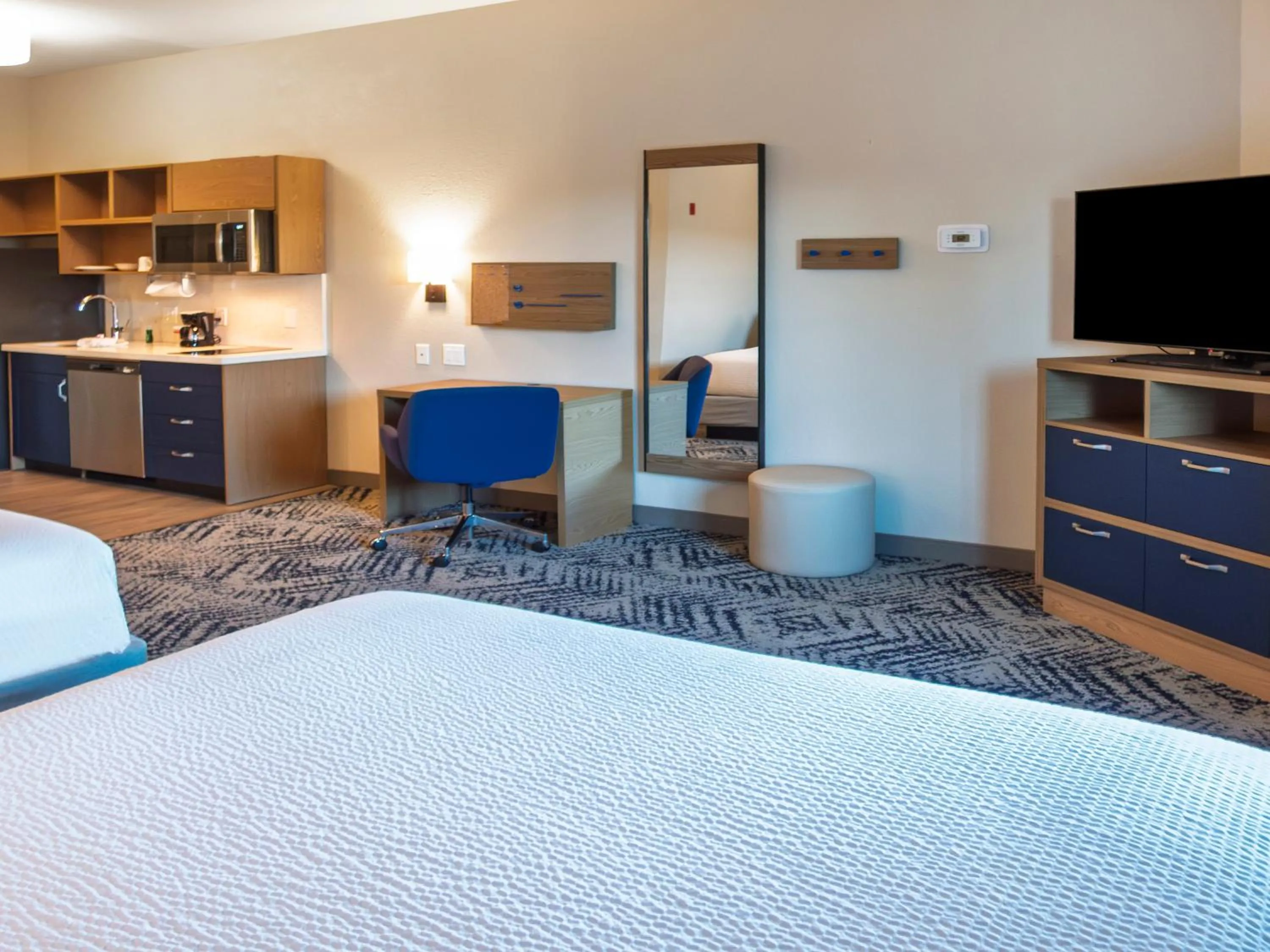 Bedroom, Bed in Suburban Studios Avondale