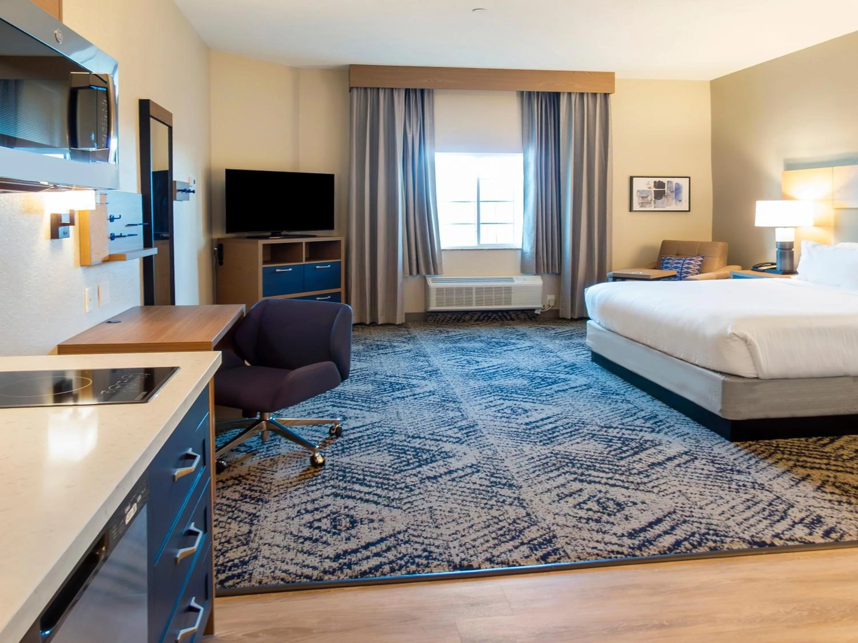 Kitchen or kitchenette, Bed in Suburban Studios Avondale