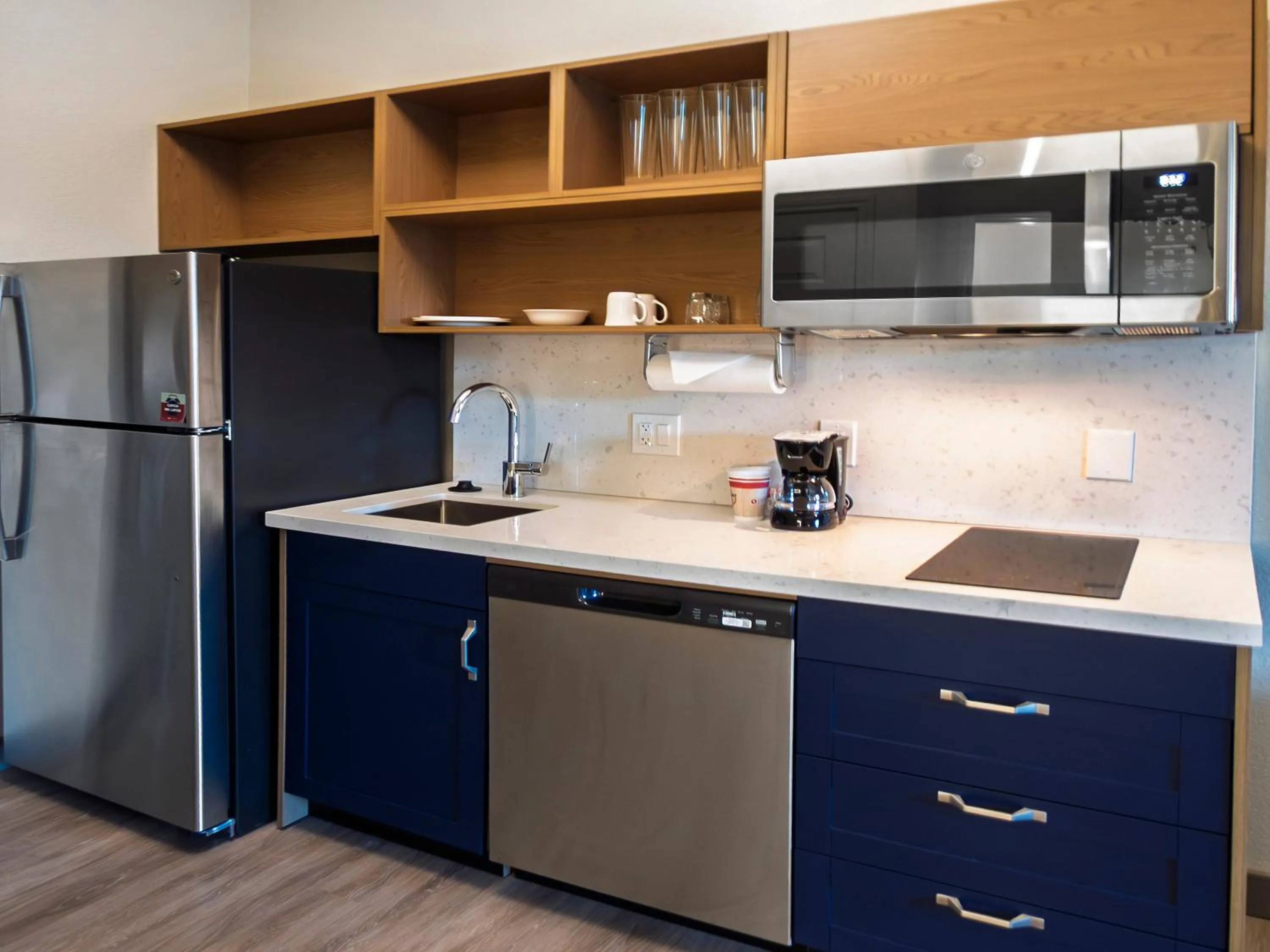 Kitchen or kitchenette in Suburban Studios Avondale