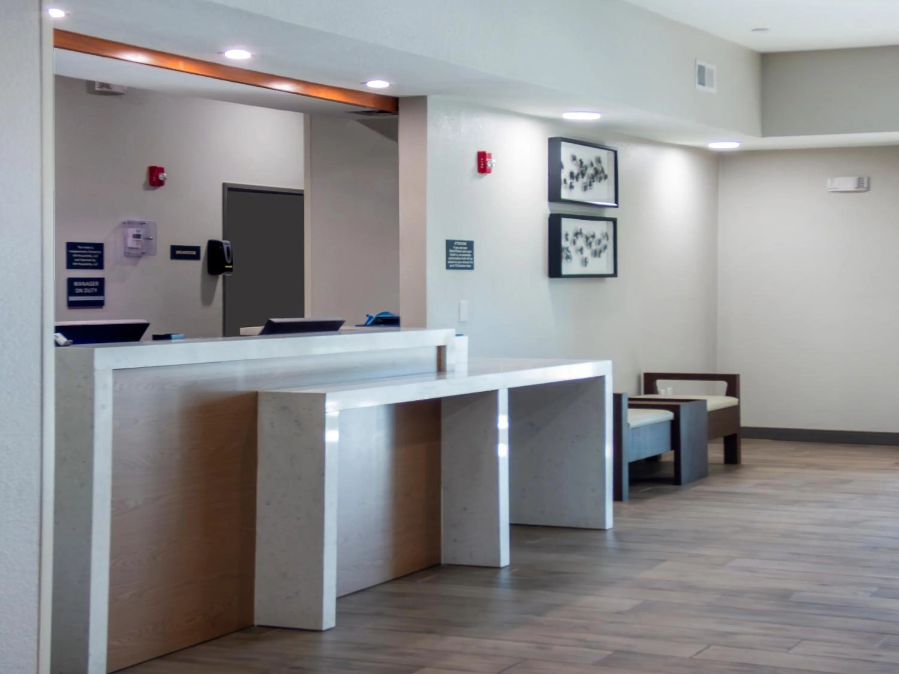 Lobby or reception in Suburban Studios Avondale