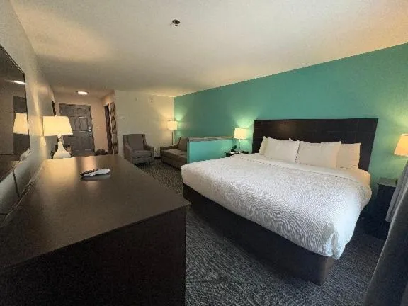 Bed in Quality Inn & Suites Houma