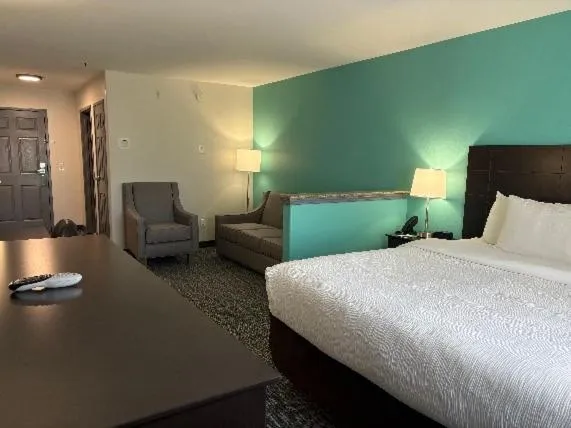 Bed in Quality Inn & Suites Houma