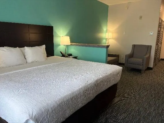 Bed in Quality Inn & Suites Houma