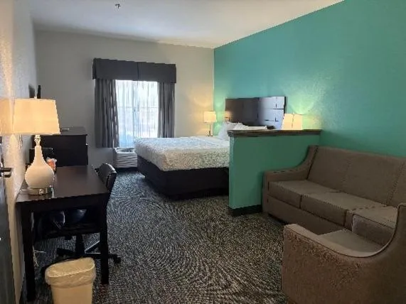 Bed in Quality Inn & Suites Houma