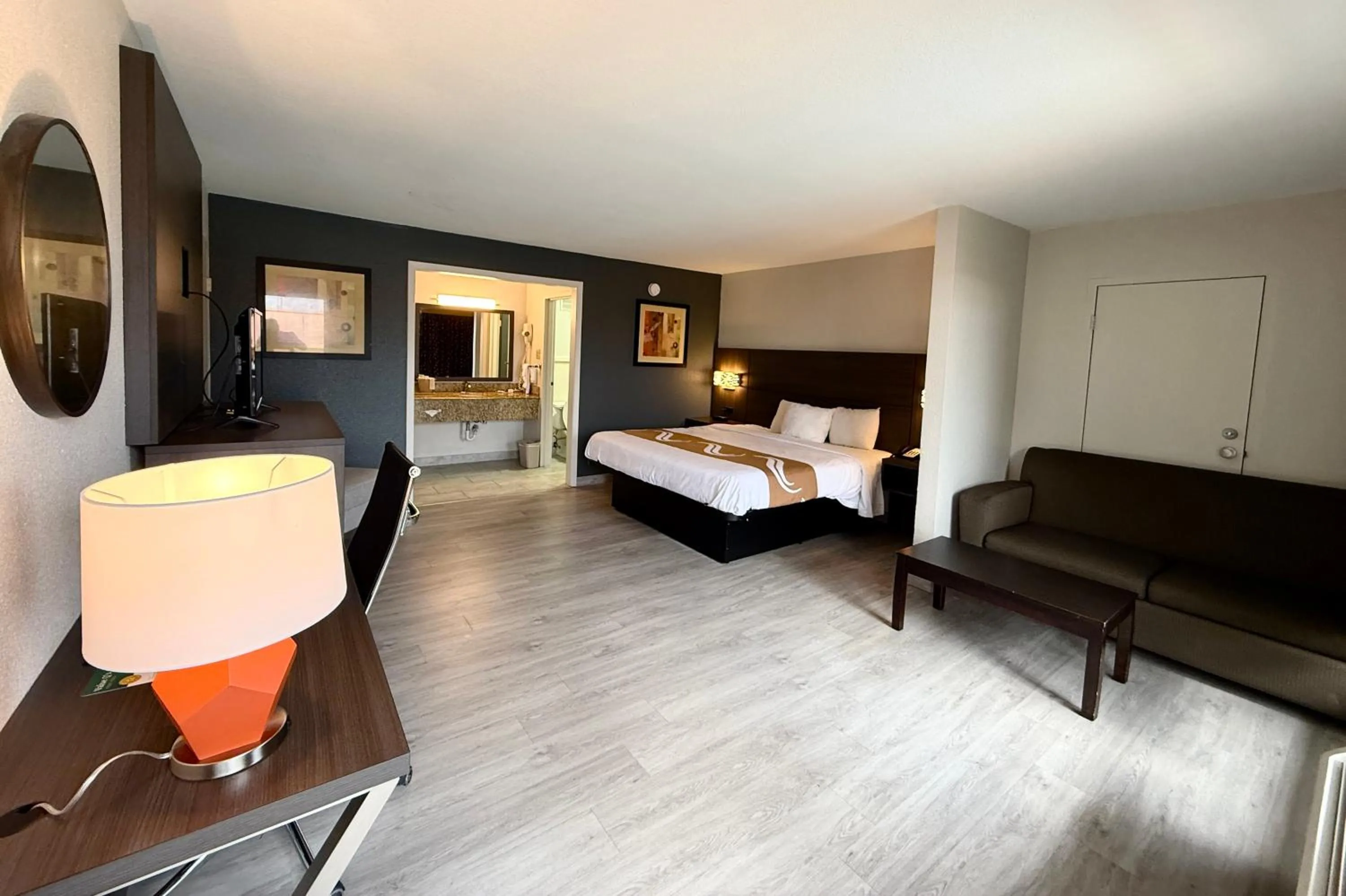 Photo of the whole room, Bed in Quality Inn & Suites Baton Rouge West - Port Allen