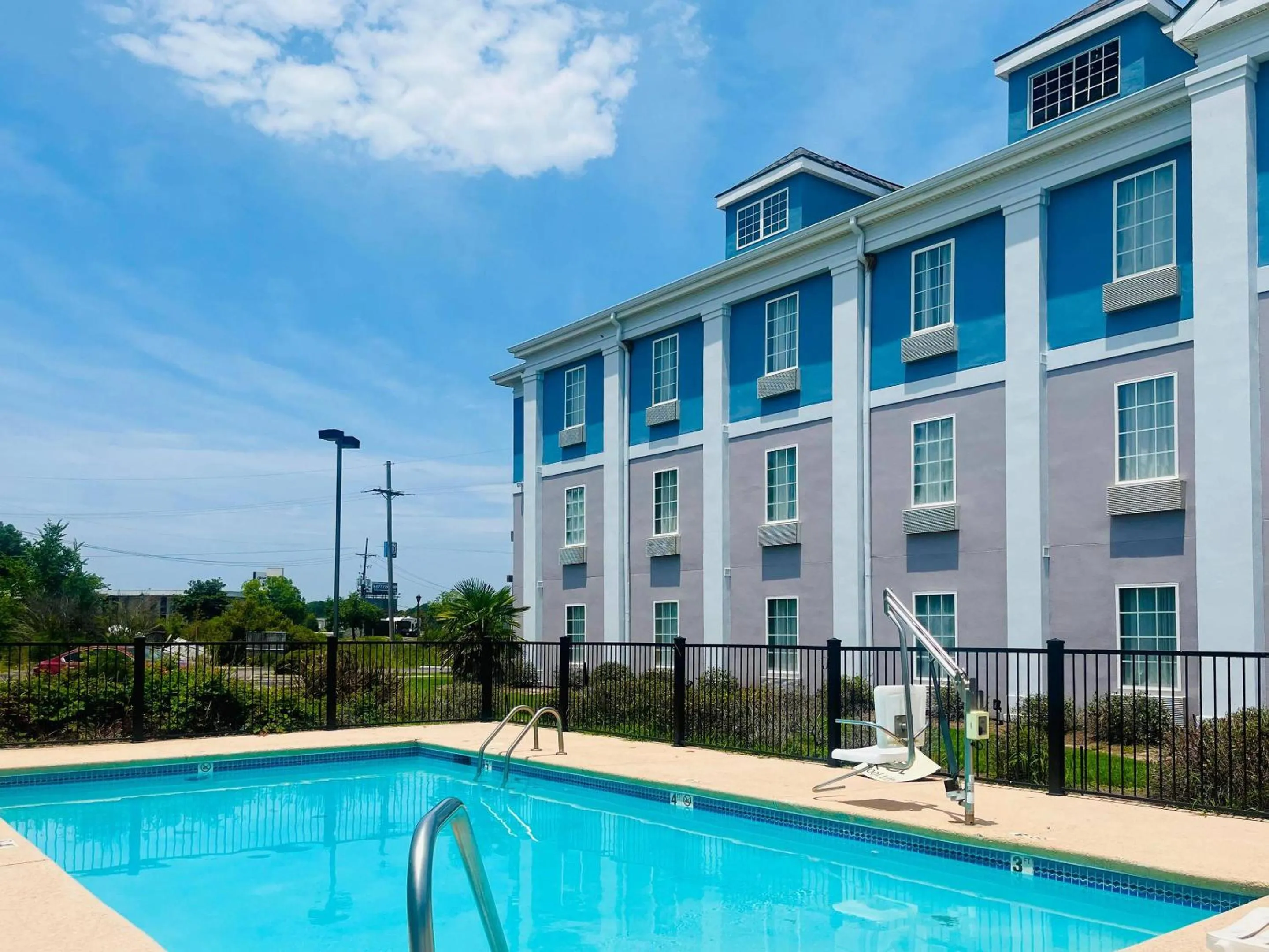 Swimming pool in Comfort Inn West Monroe near Sports & Events Center