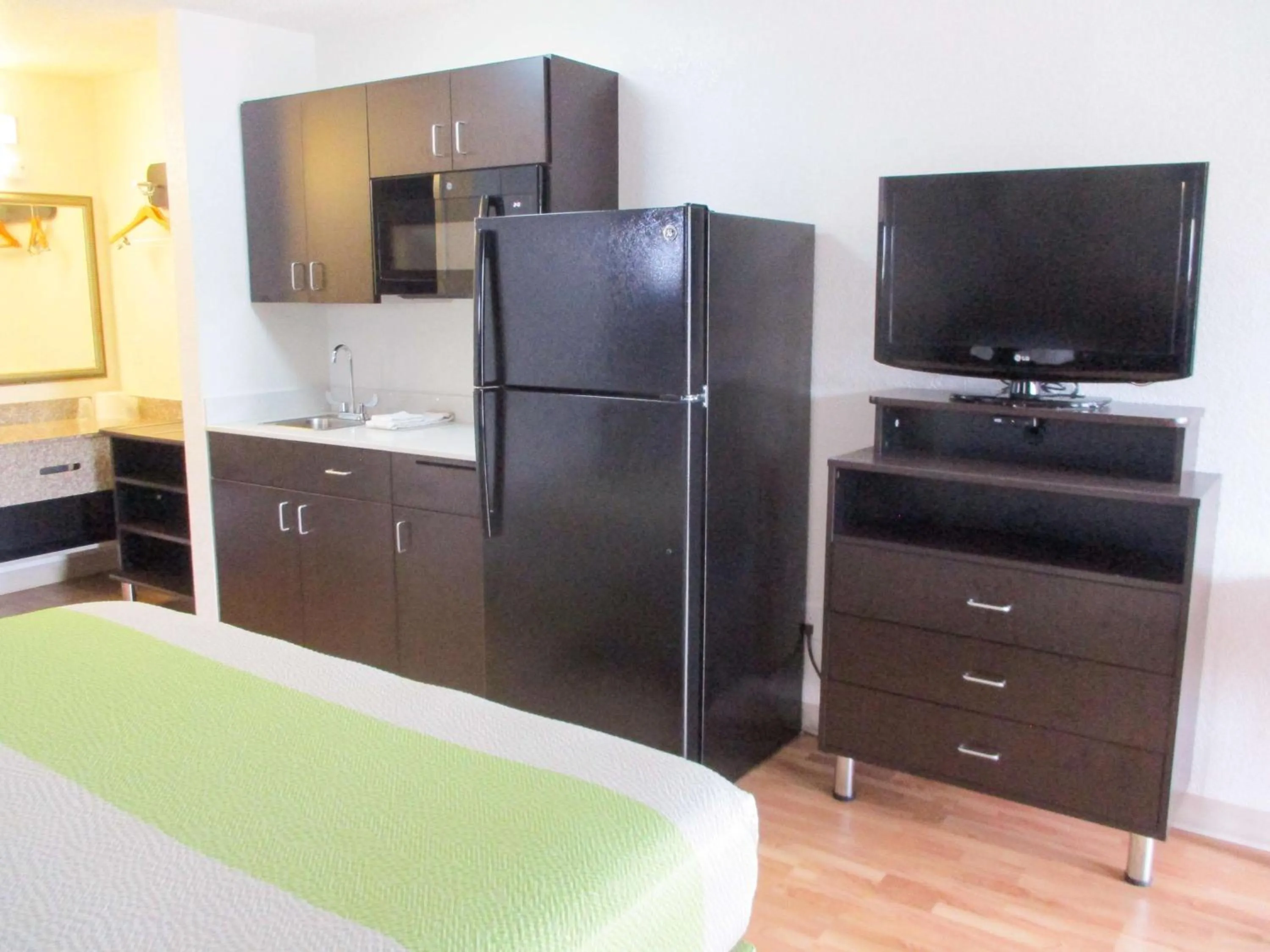 Photo of the whole room in Studio 6-Luling, LA