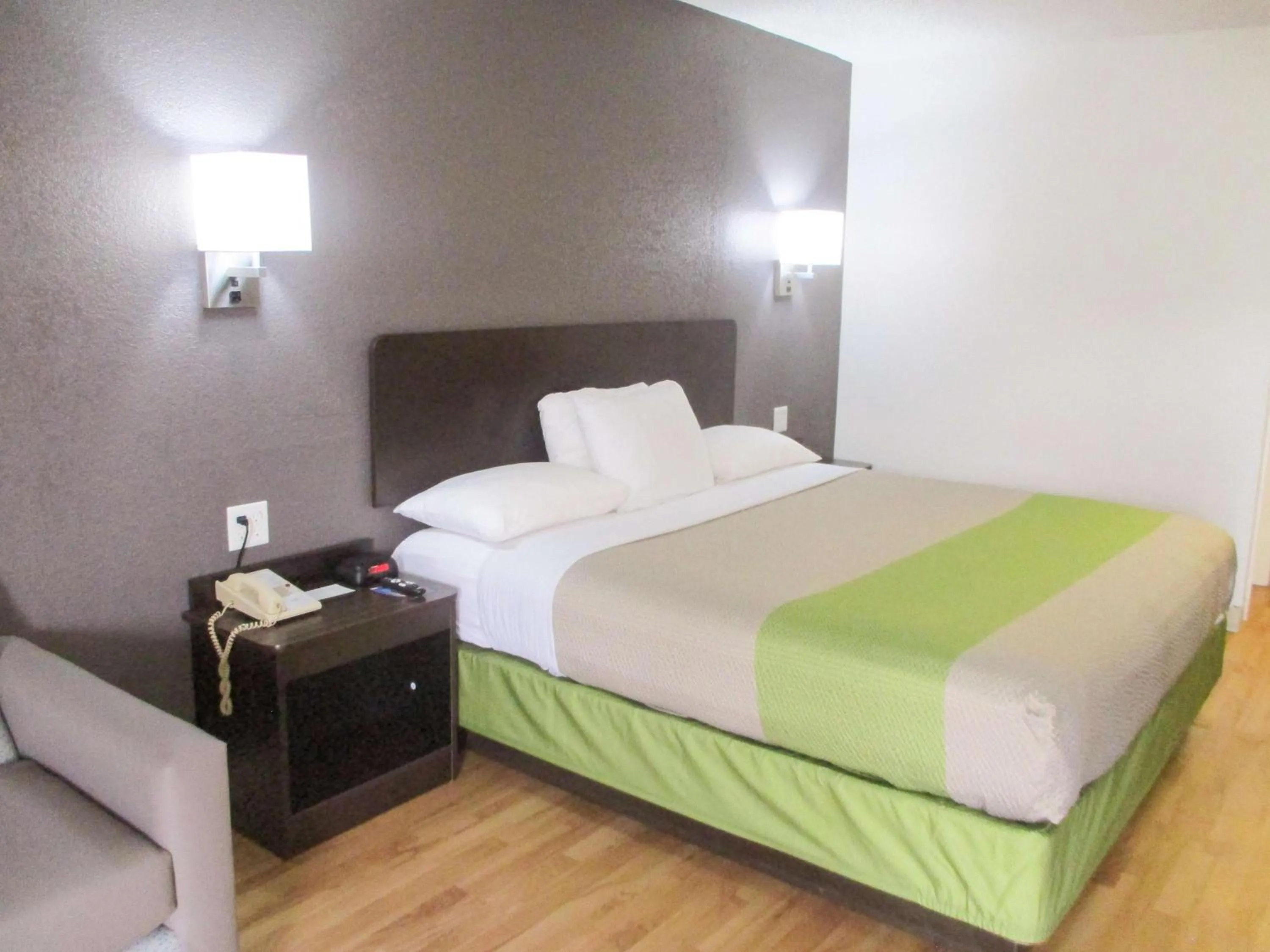 Photo of the whole room, Bed in Studio 6-Luling, LA