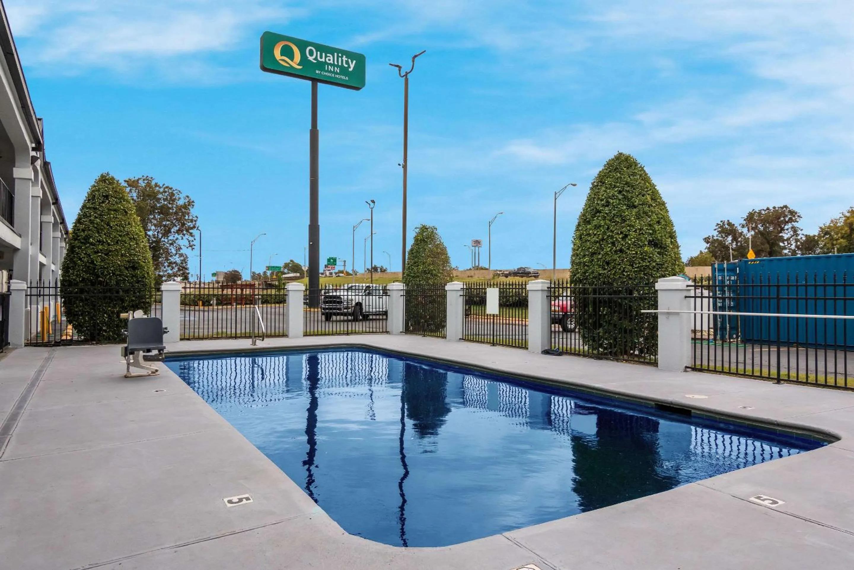 Swimming pool in Quality Inn near Casinos and Convention Center