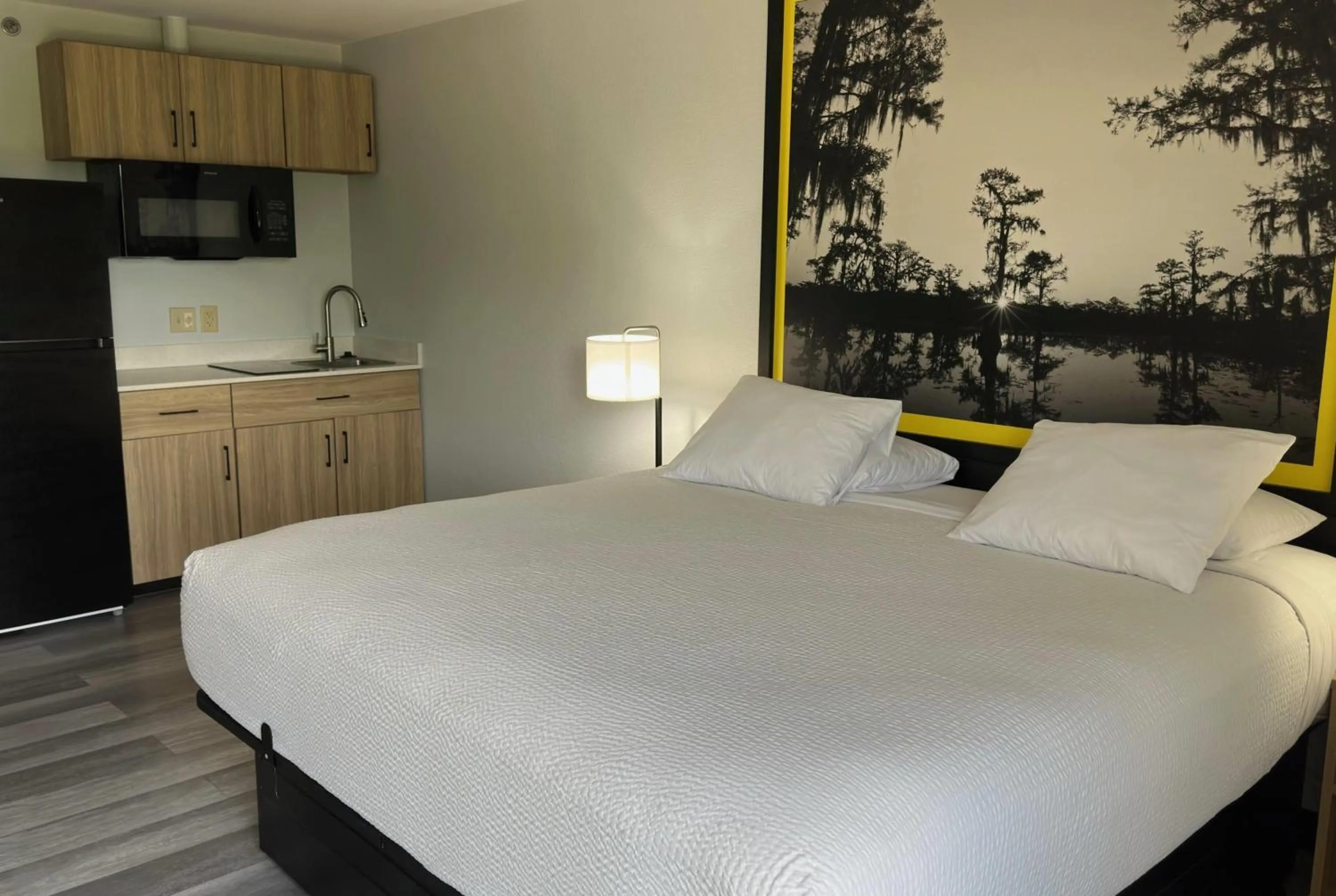 Photo of the whole room, Bed in Super 8 by Wyndham Alexandria LA