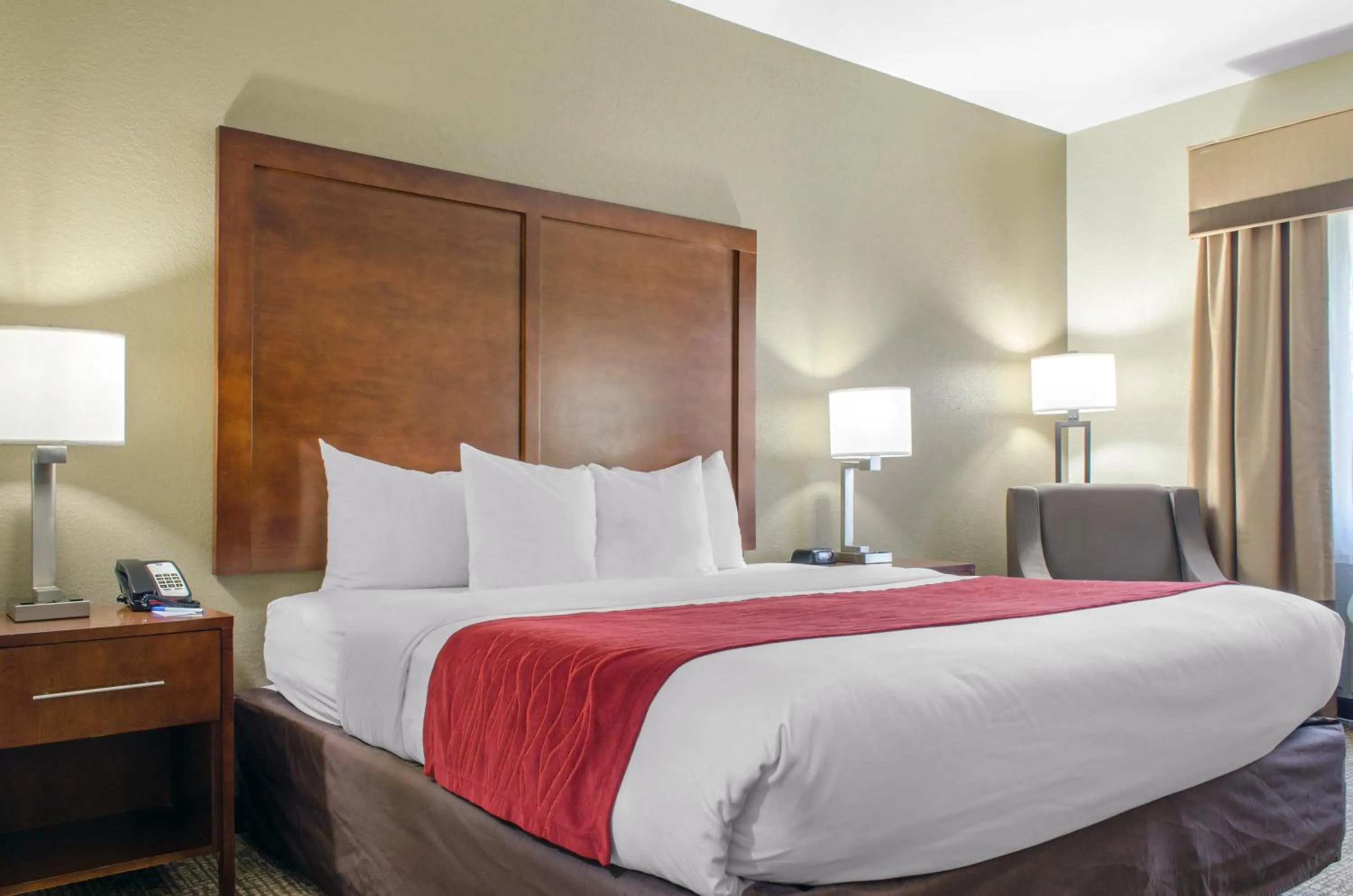 Bed in Comfort Inn & Suites Covington - Mandeville