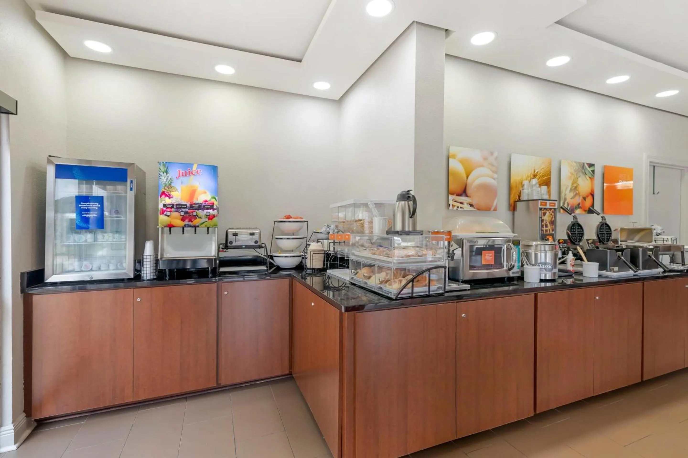 Breakfast in Comfort Inn & Suites Covington - Mandeville