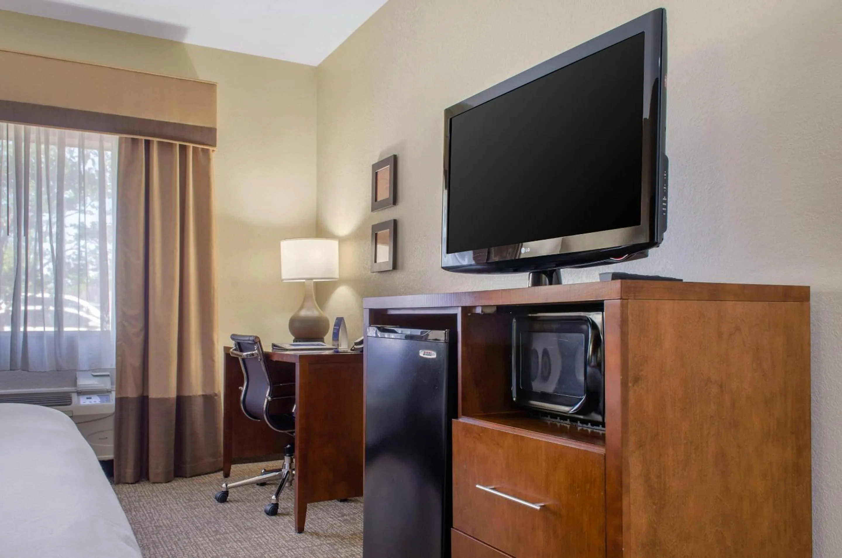 Bedroom, Bed in Comfort Inn & Suites Covington - Mandeville