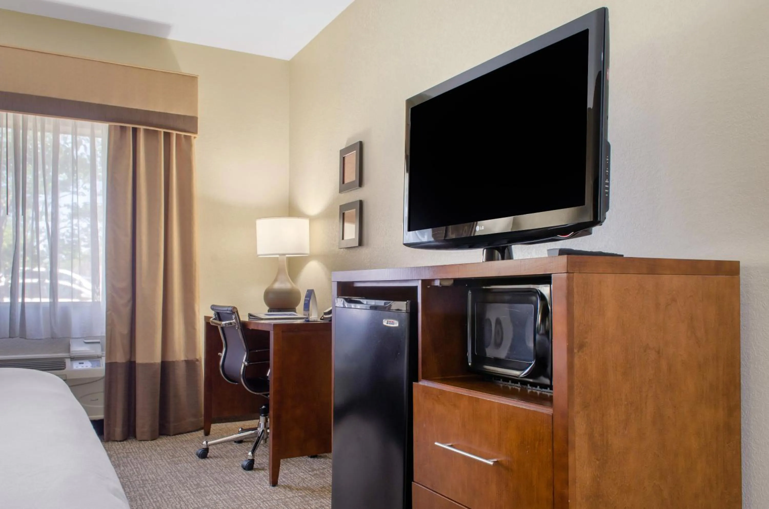 TV and multimedia, Bed in Comfort Inn & Suites Covington - Mandeville