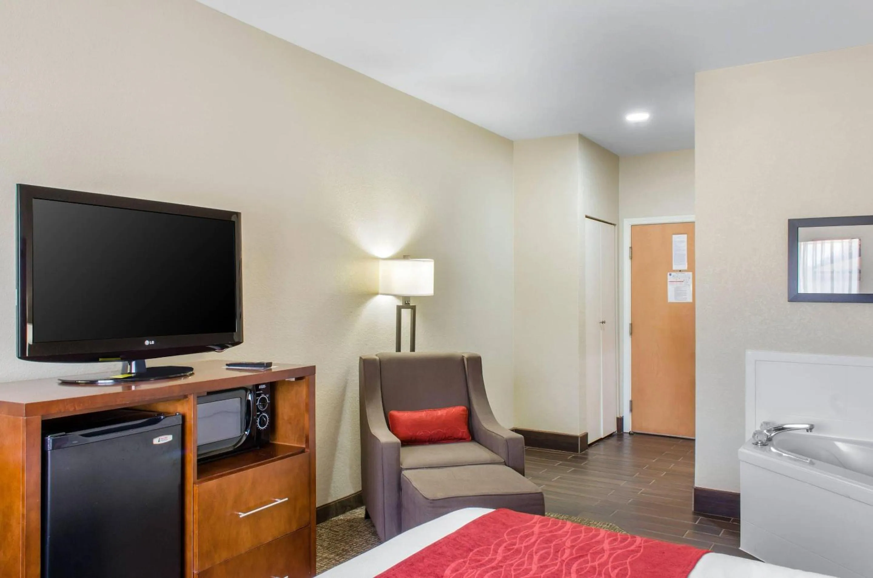 TV and multimedia, Bed in Comfort Inn & Suites Covington - Mandeville