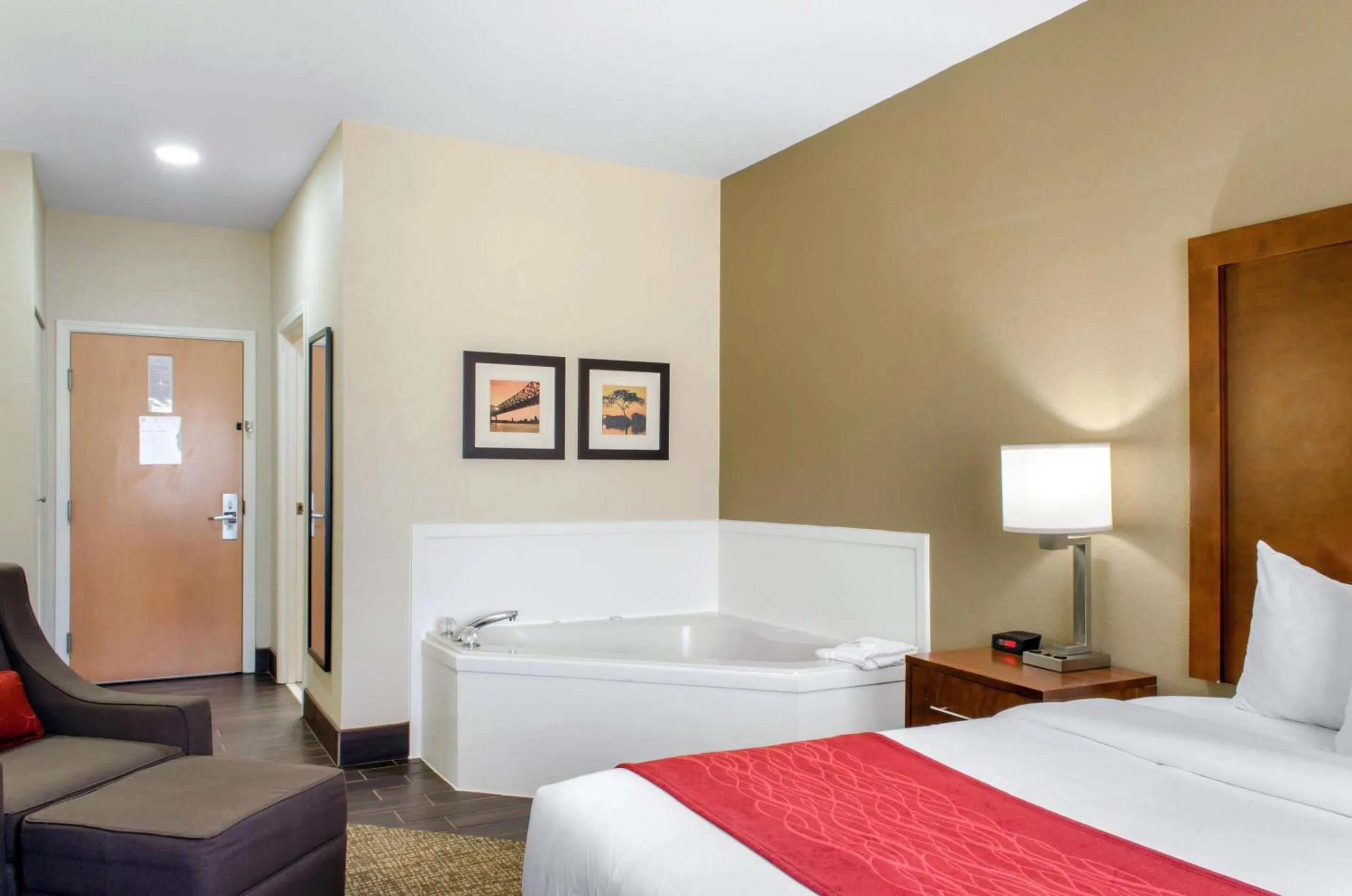 Hot Tub, Bed in Comfort Inn & Suites Covington - Mandeville