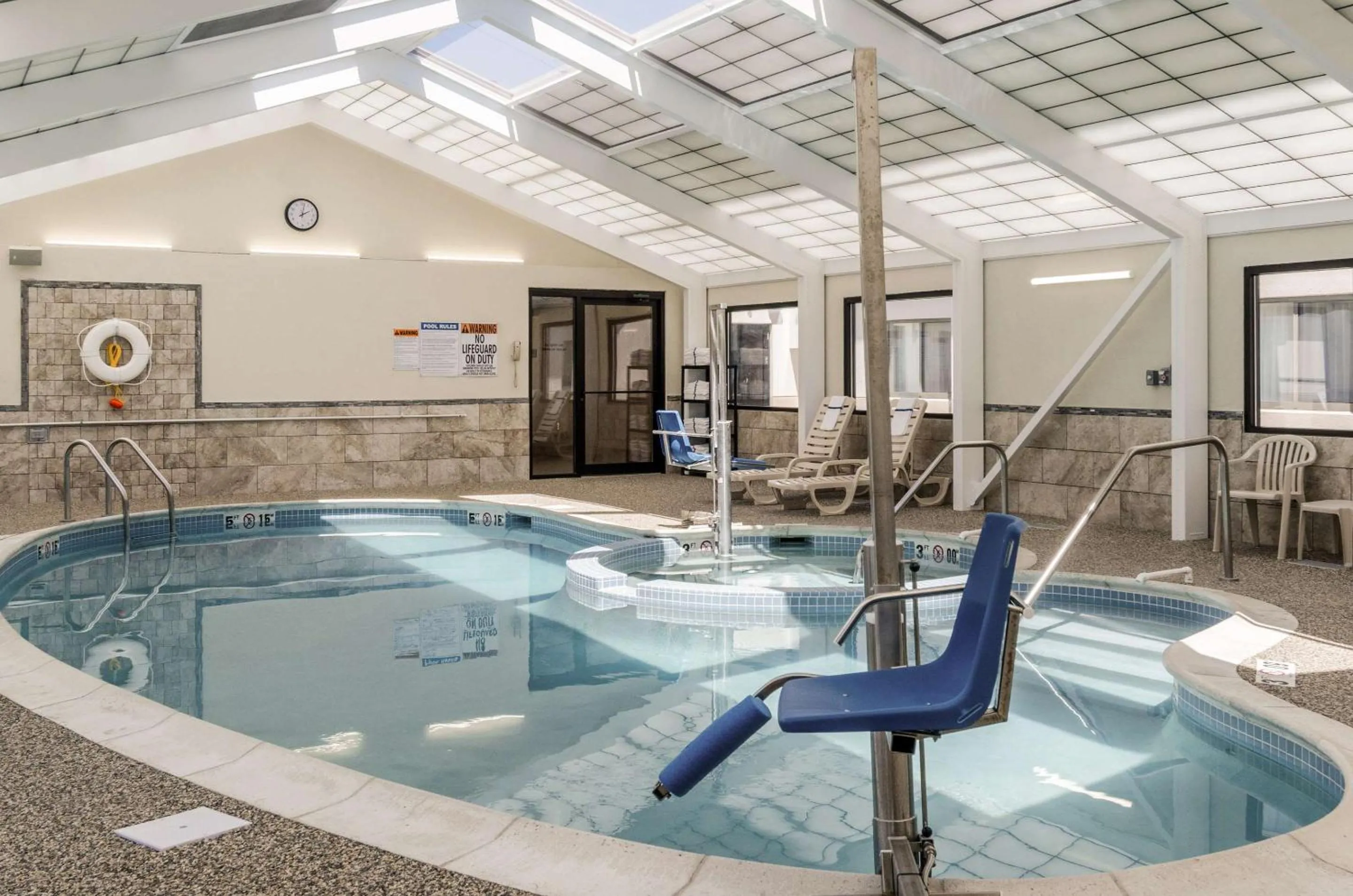 Swimming pool in Comfort Inn & Suites West Springfield