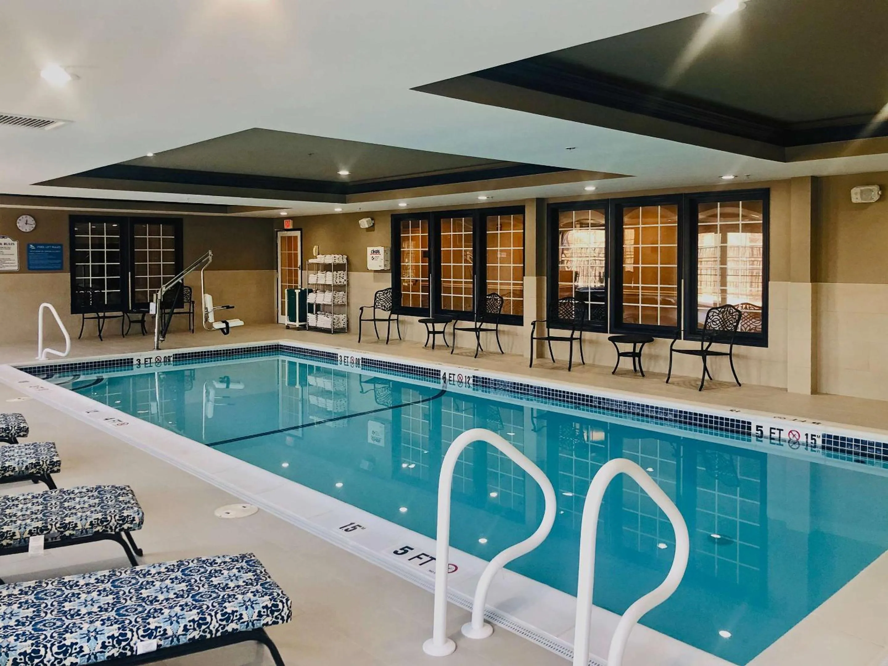 Swimming pool in Comfort Inn & Suites Sturbridge-Brimfield