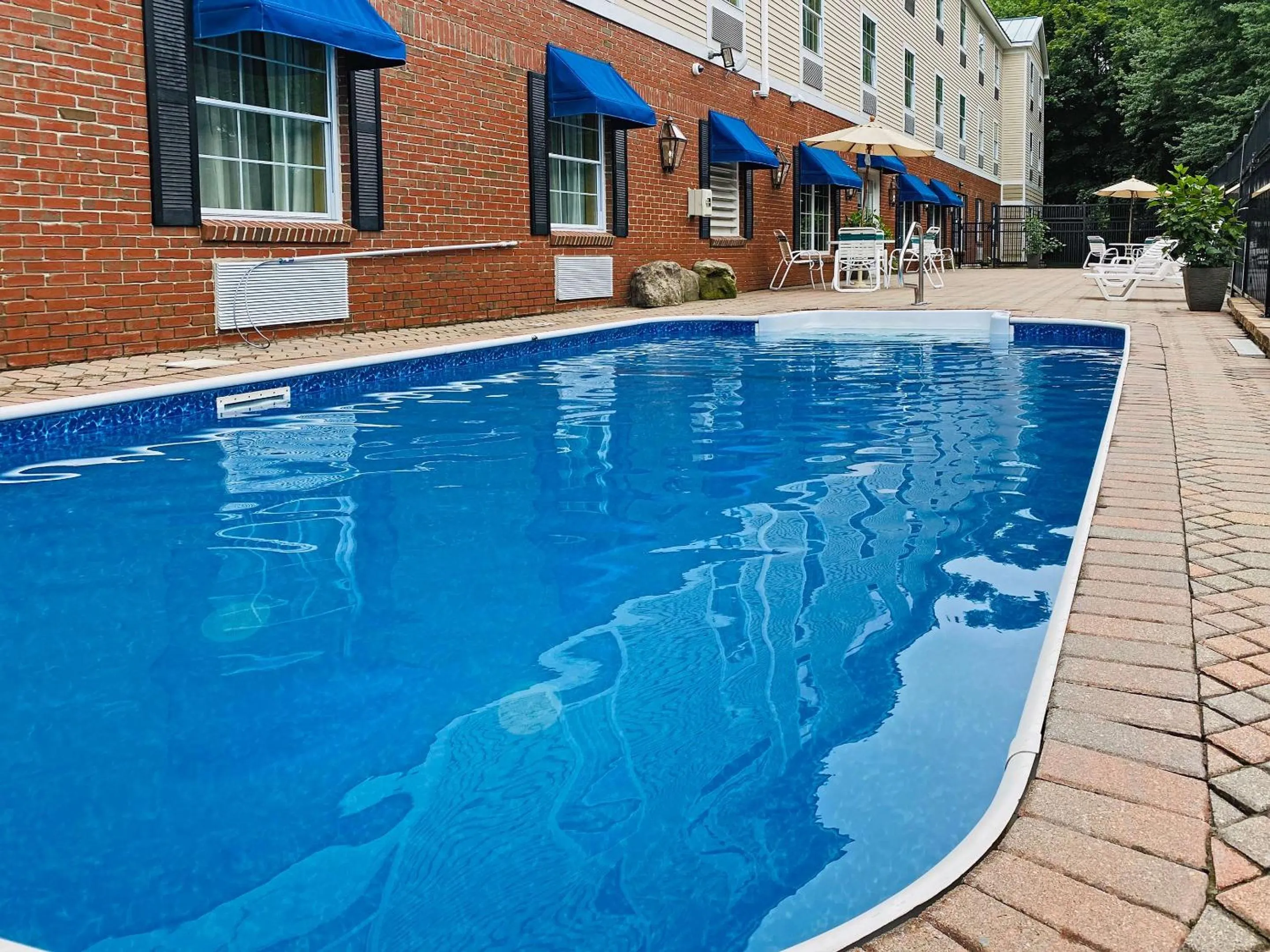 Swimming pool in Comfort Inn & Suites Sturbridge-Brimfield