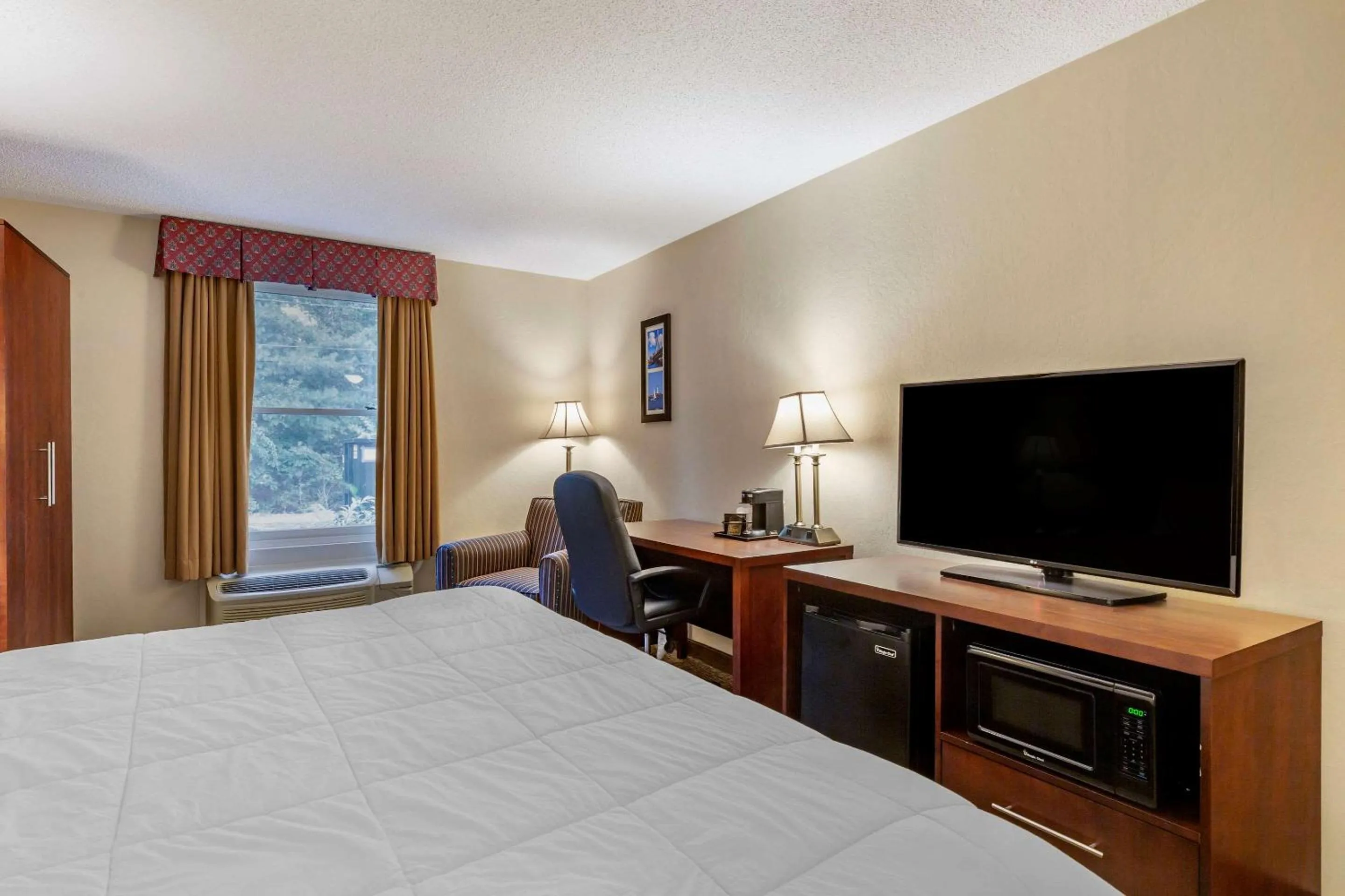 Photo of the whole room in Comfort Inn Foxboro - Mansfield