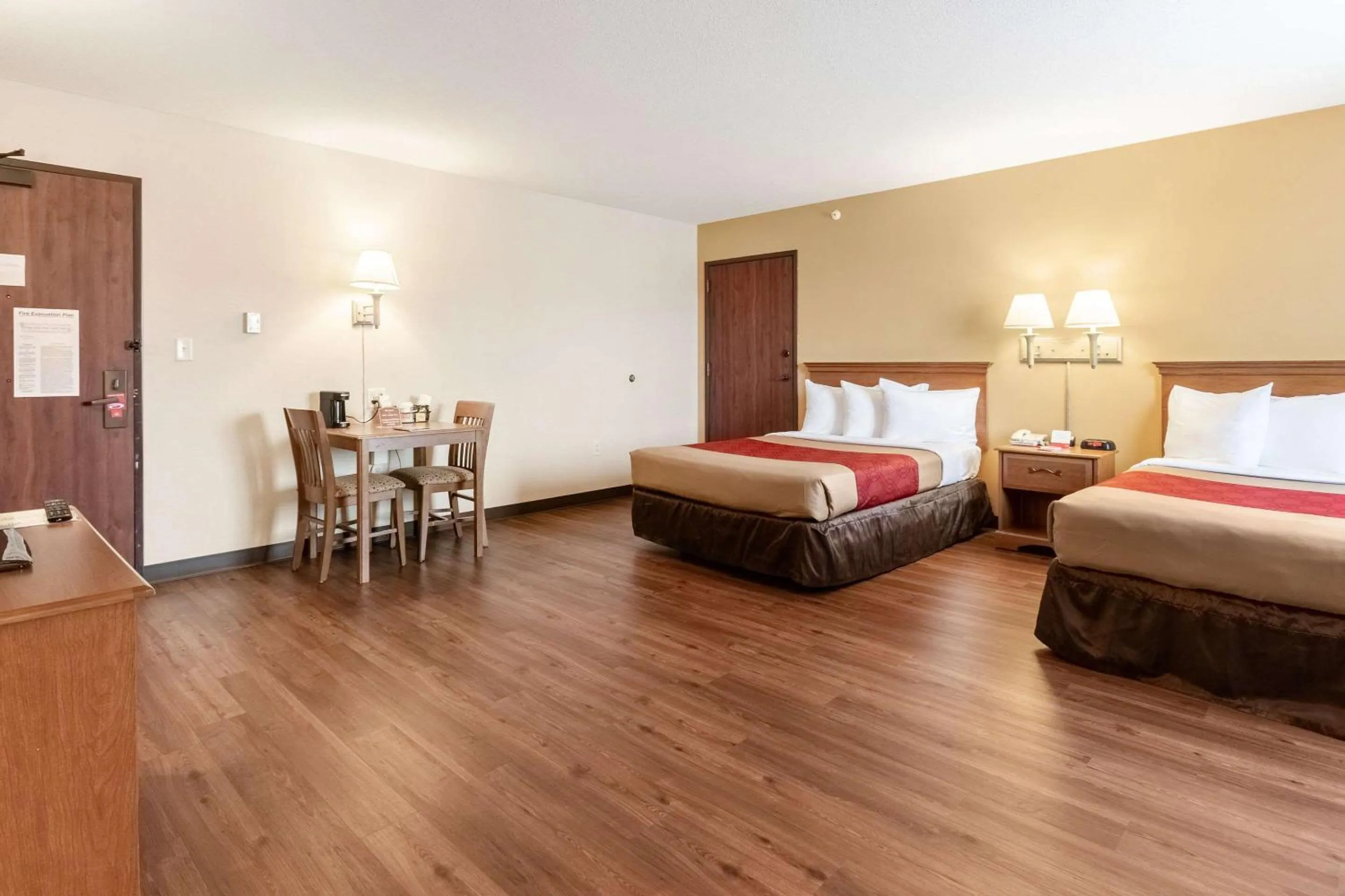 Photo of the whole room, Room Photo in Econo Lodge Hadley near University