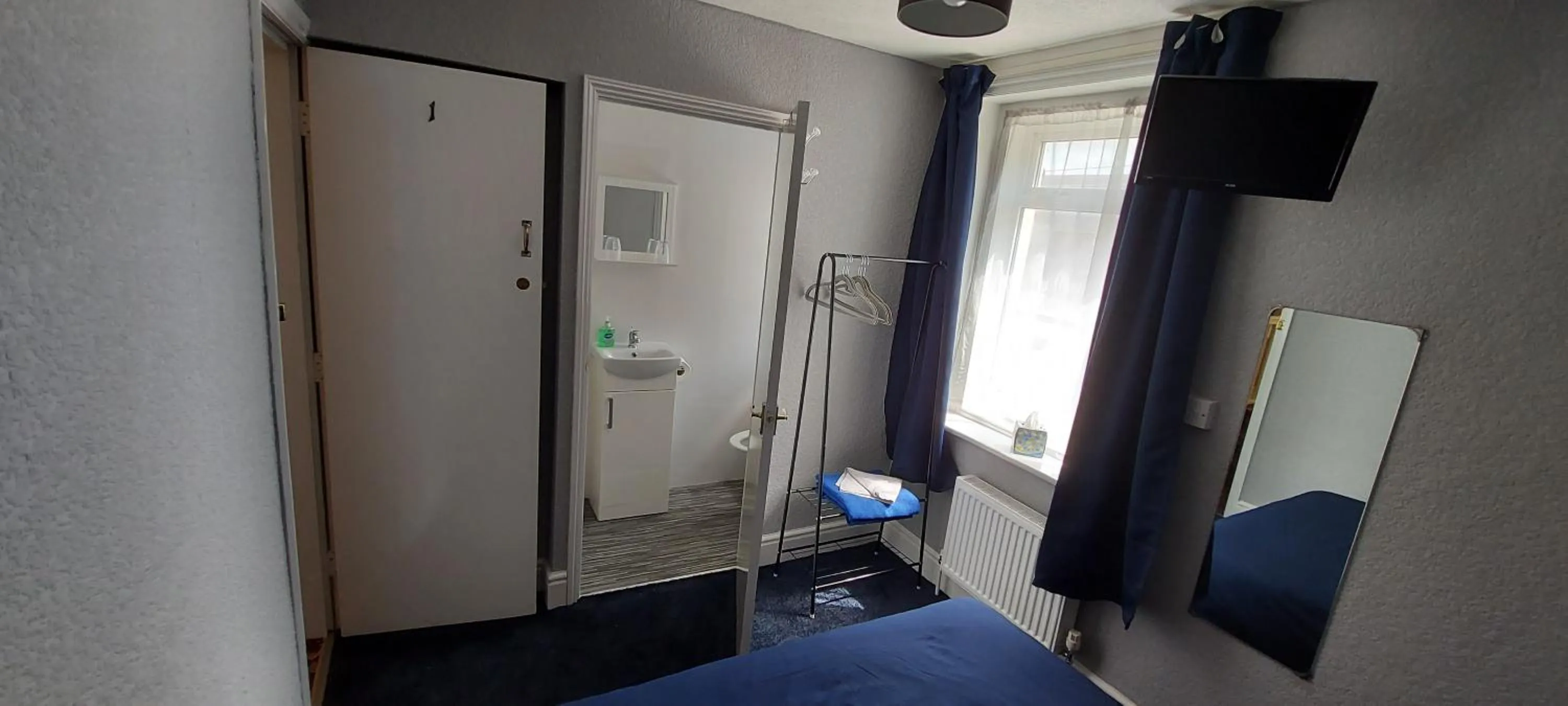 Shower, Bed in The Clevedon