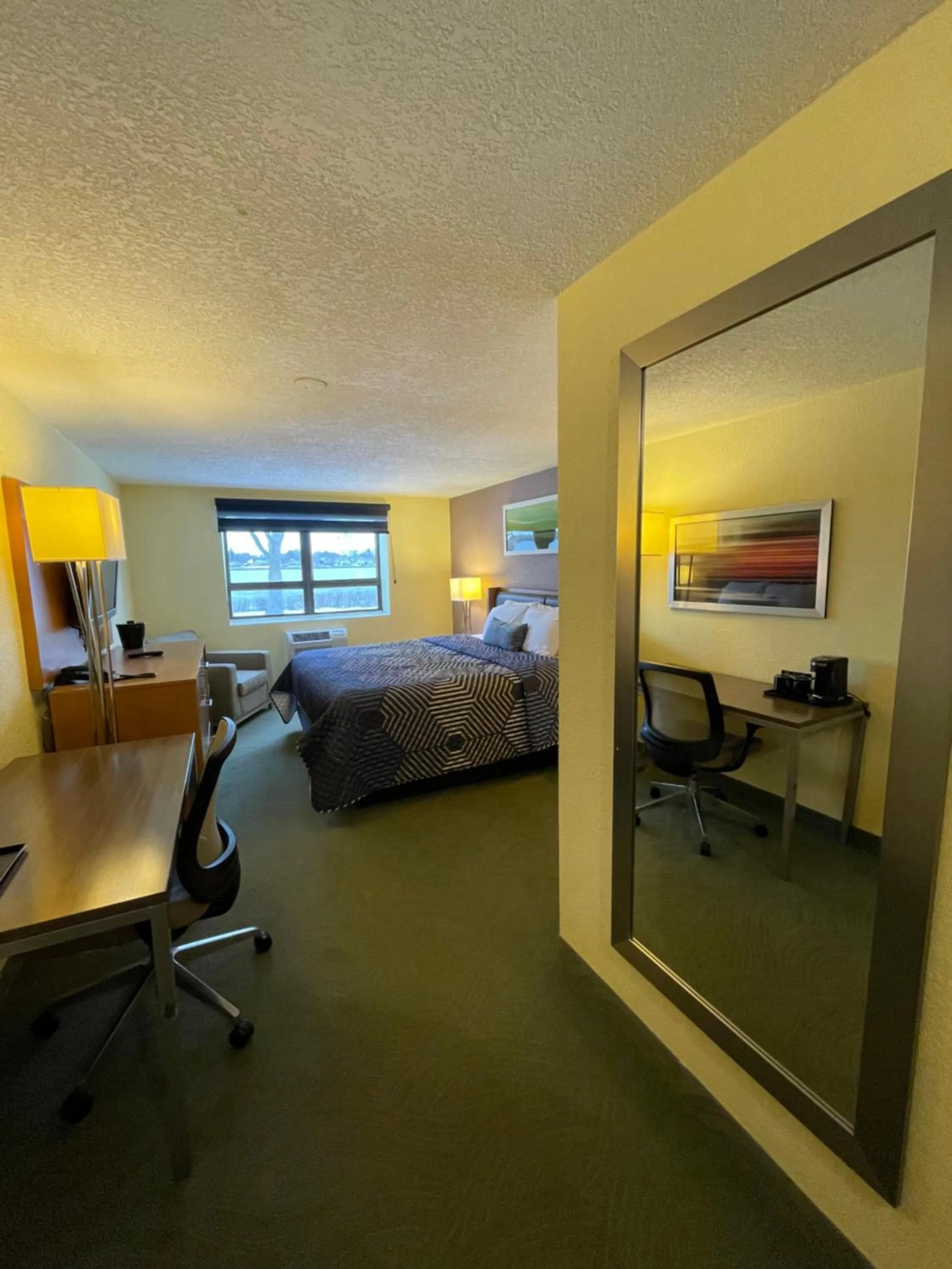 Bedroom, Bed in Lakeside Inn
