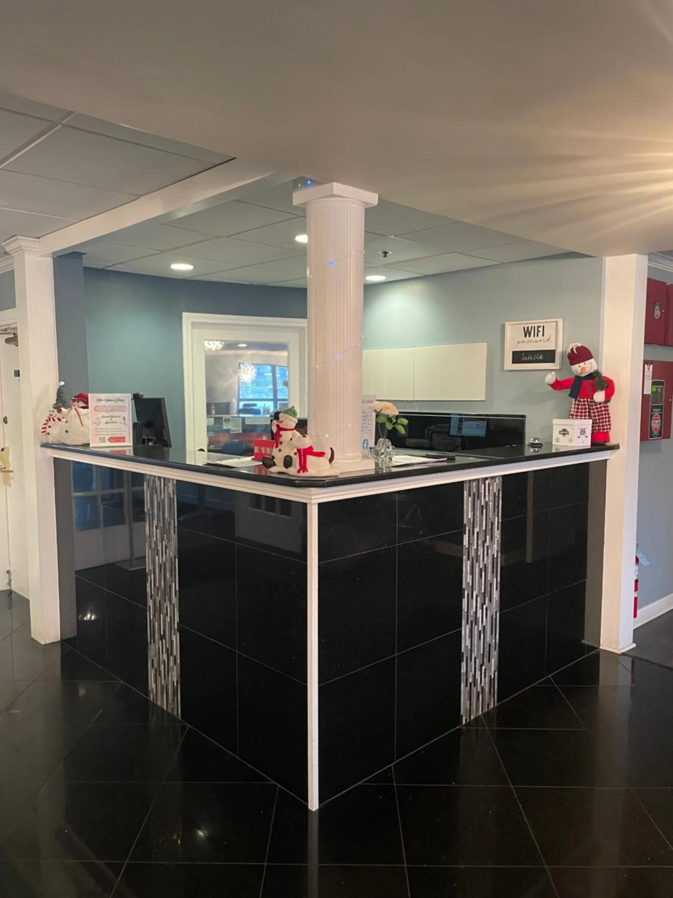 Lobby or reception in Lakeside Inn