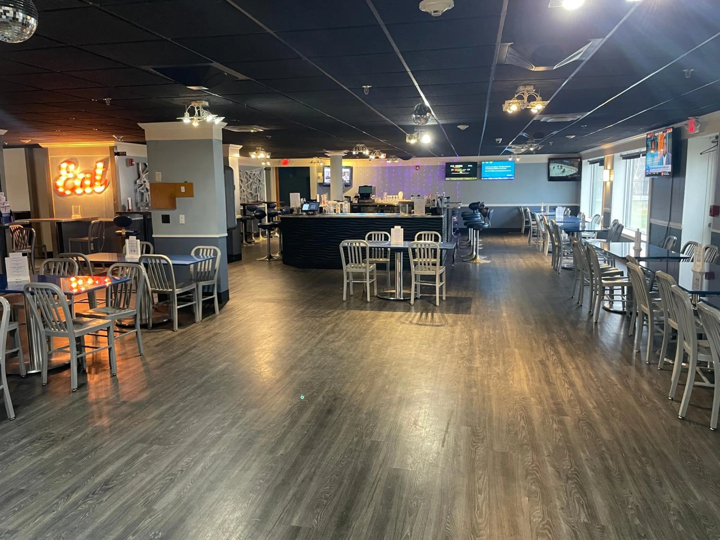 Restaurant/places to eat in Lakeside Inn