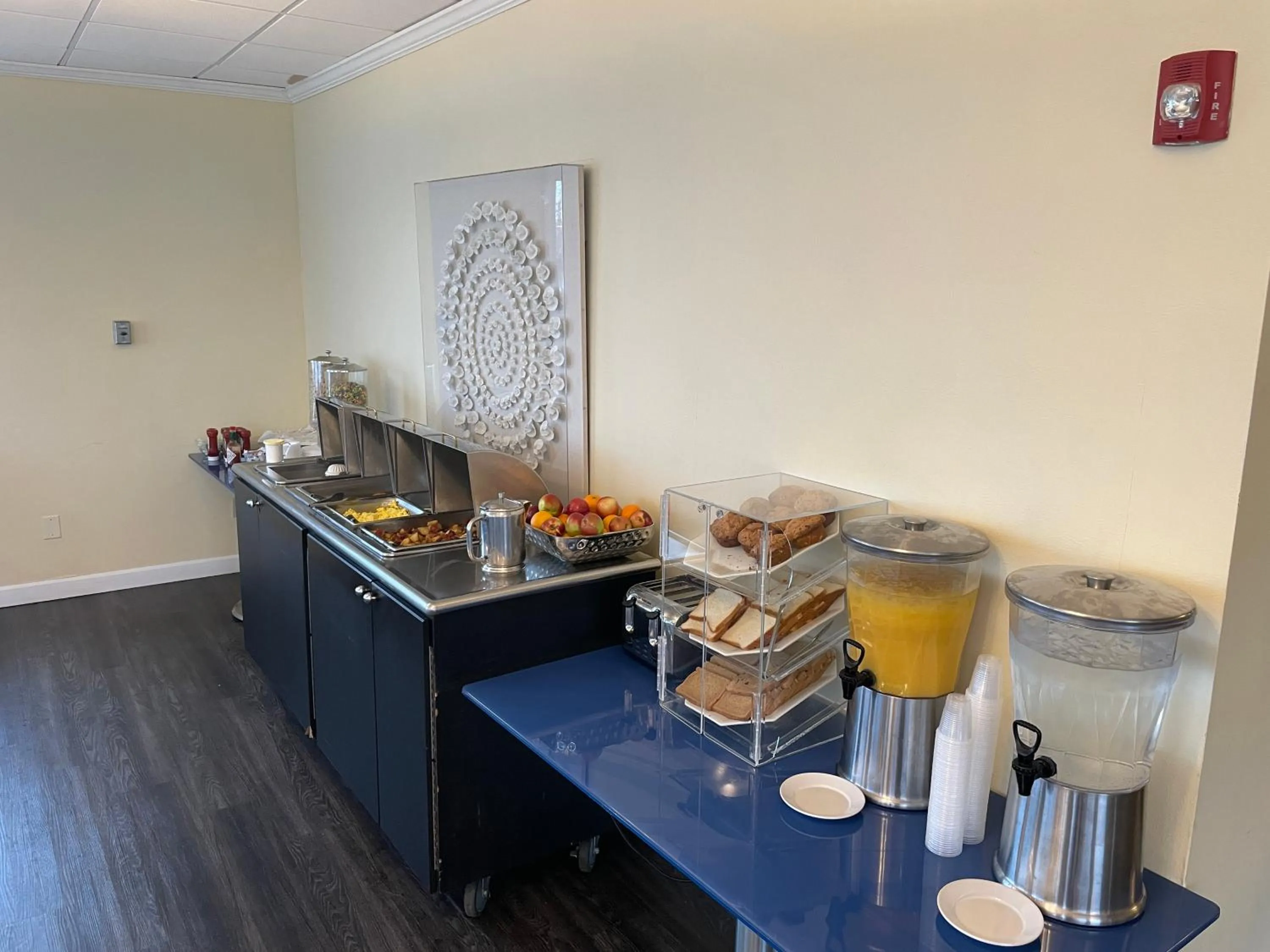 Breakfast in Lakeside Inn