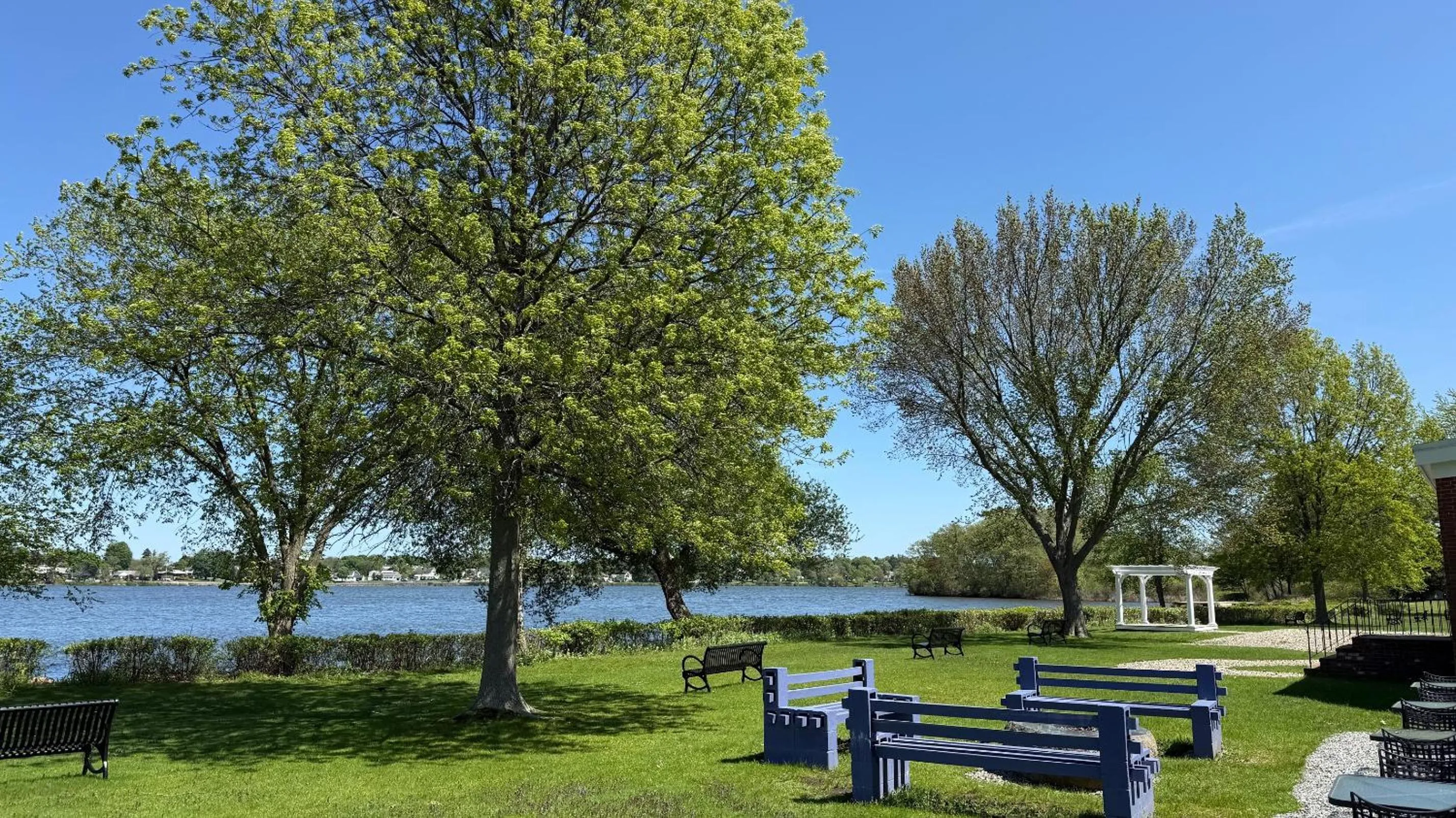 Garden in Lakeside Inn