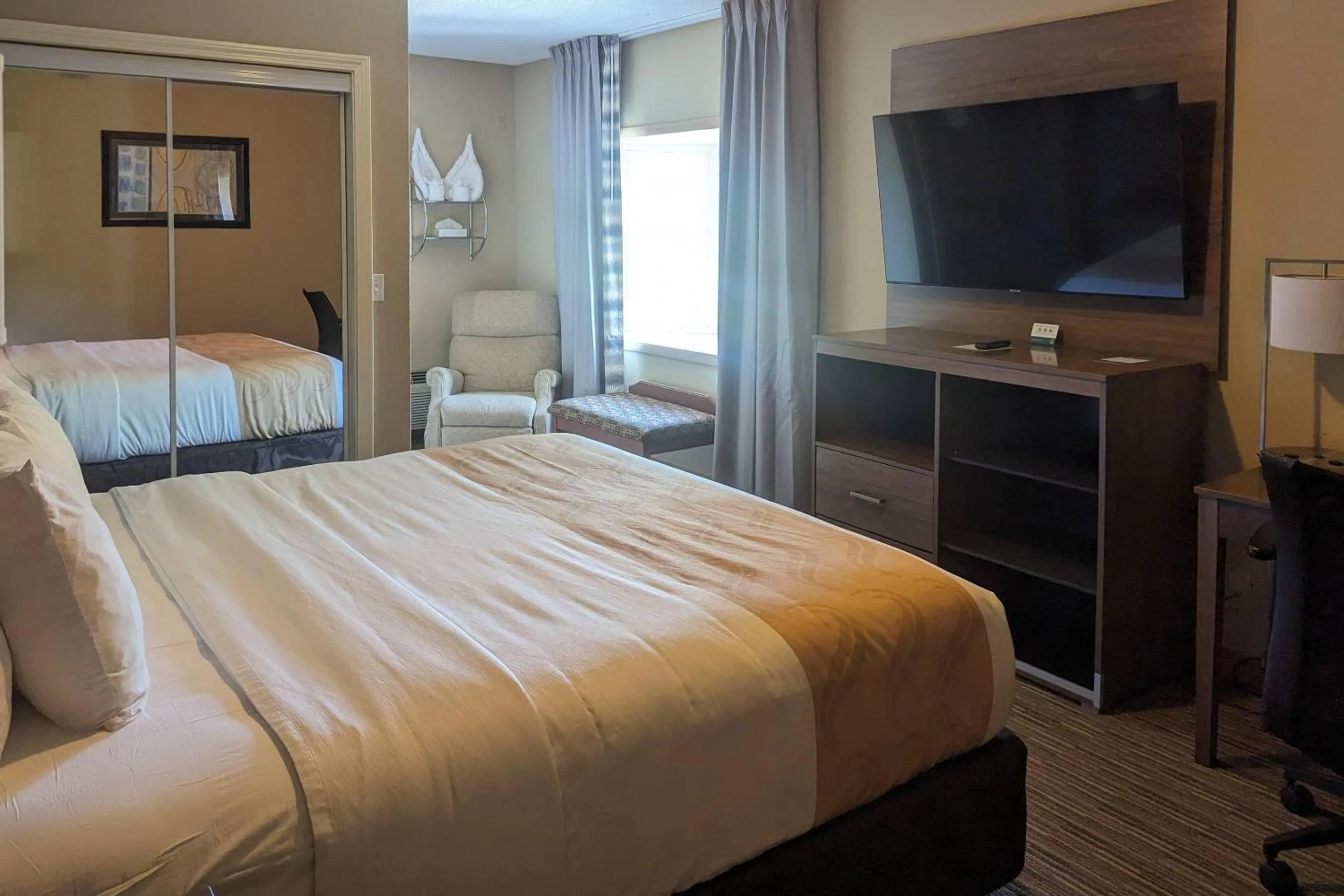 Bedroom, Bed in Quality Inn & Suites Northampton - Amherst