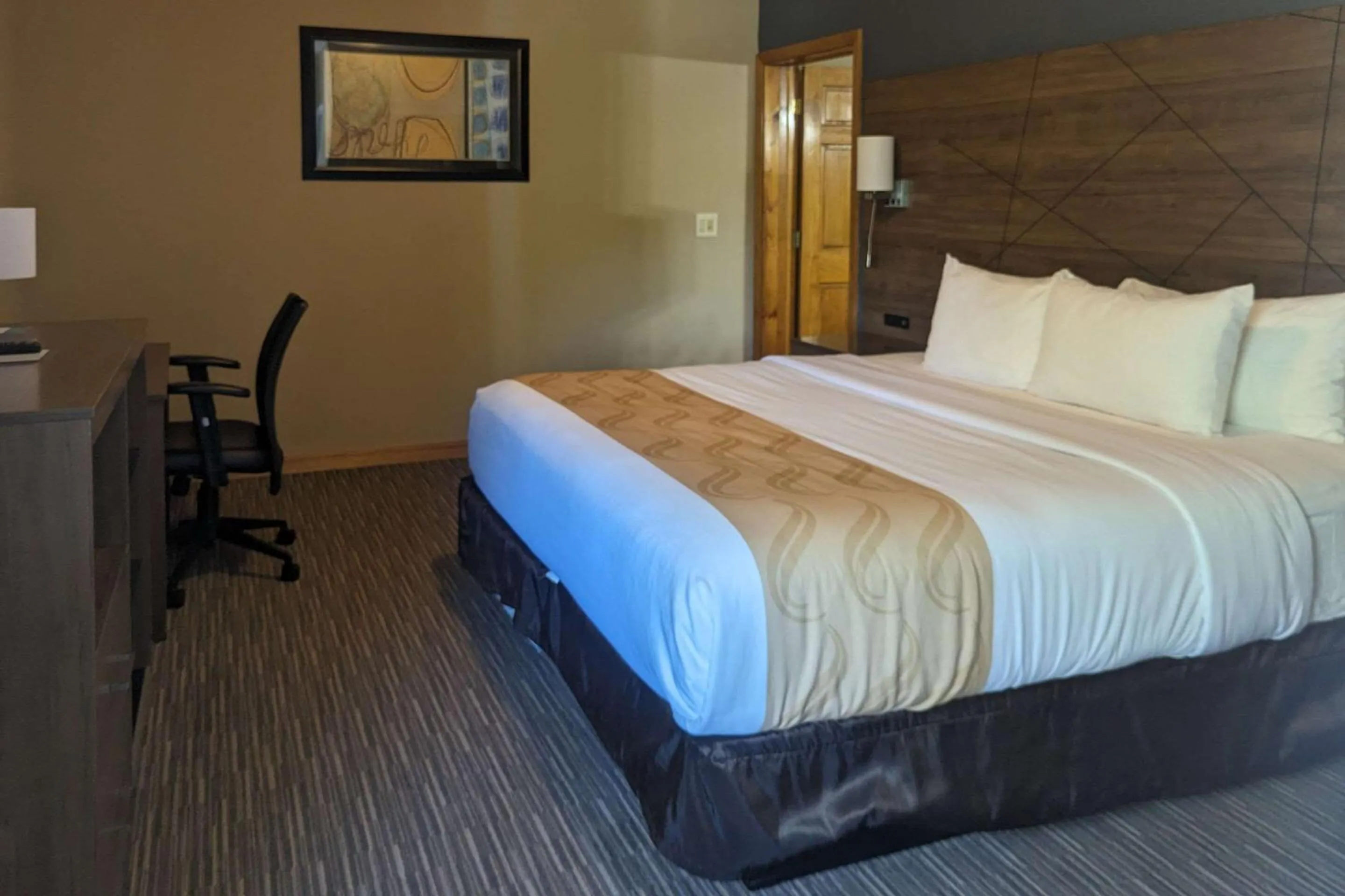 Bedroom, Bed in Quality Inn & Suites Northampton - Amherst