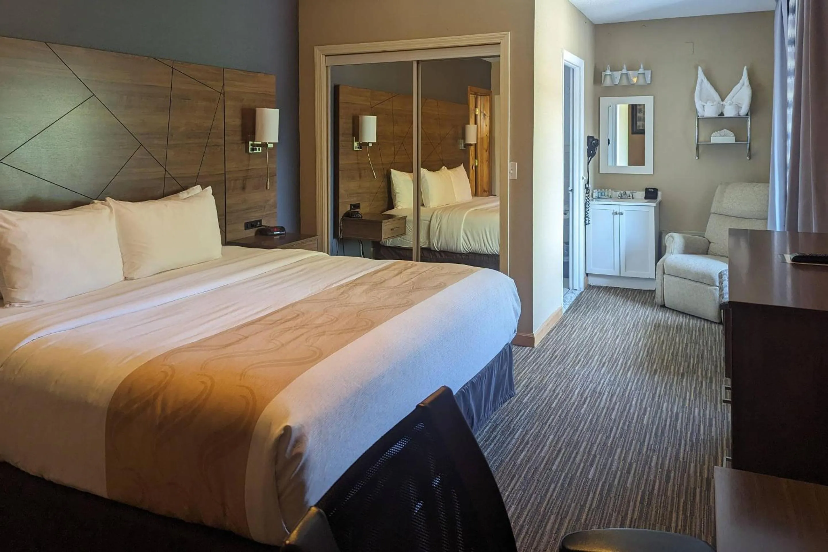 Bedroom, Bed in Quality Inn & Suites Northampton - Amherst