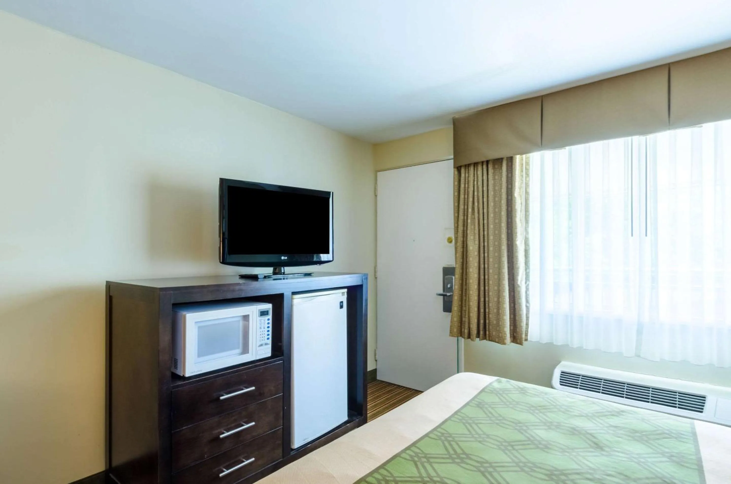 Photo of the whole room, Bed in Fairbridge Inn Express Pittsfield