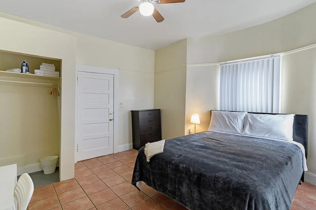 Bed in Pads on Pasadena Ave