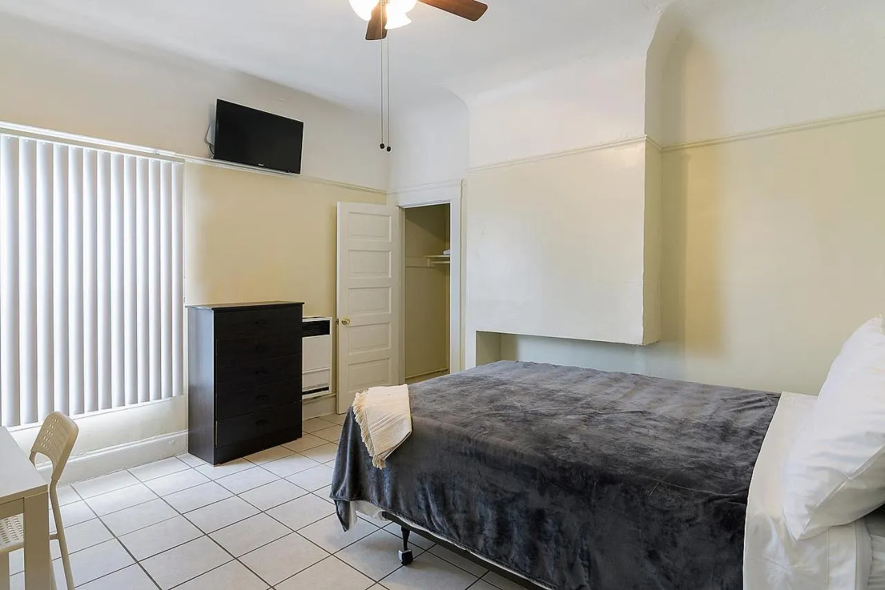 Bed in Pads on Pasadena Ave