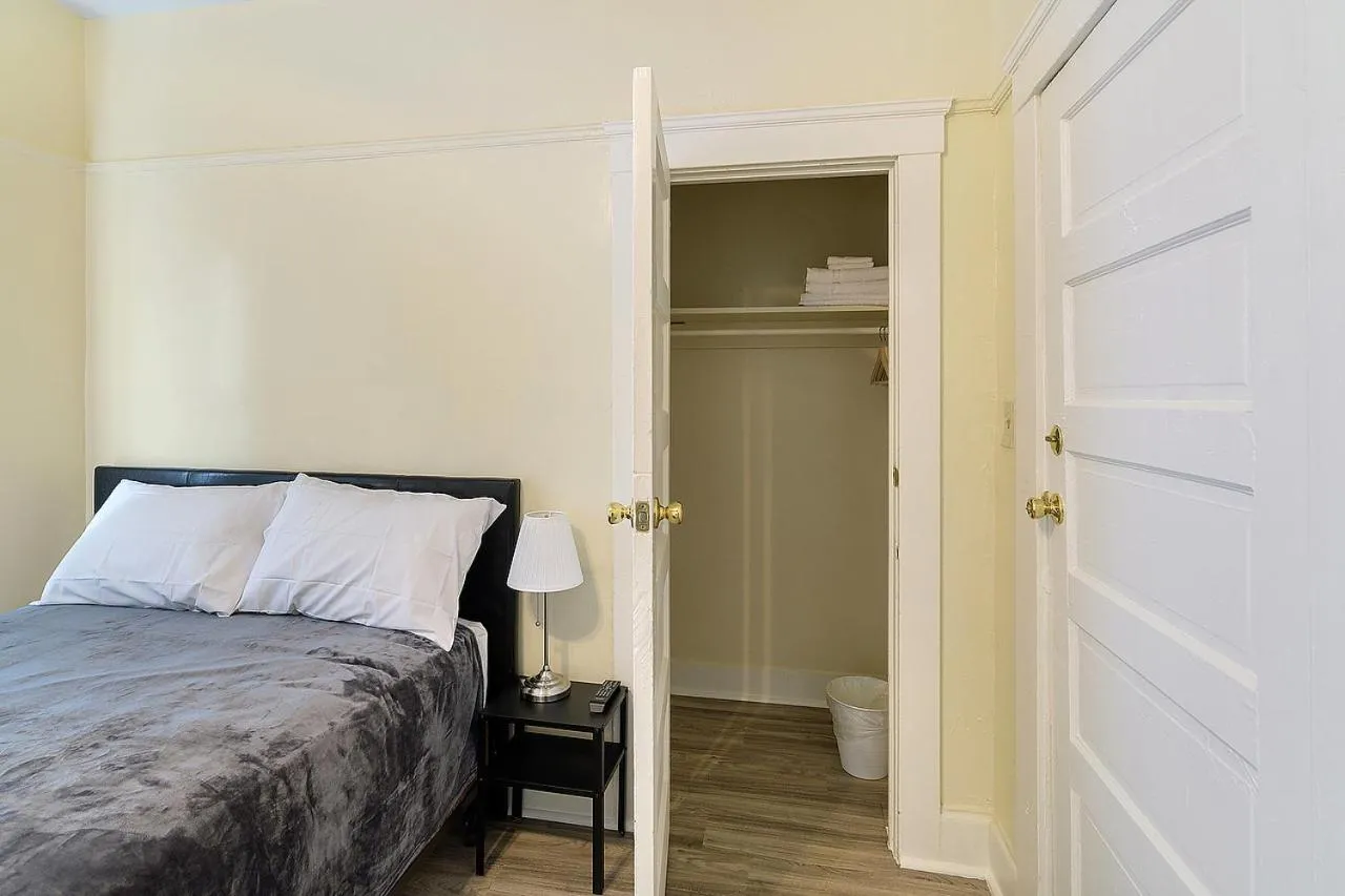 Bed in Pads on Pasadena Ave