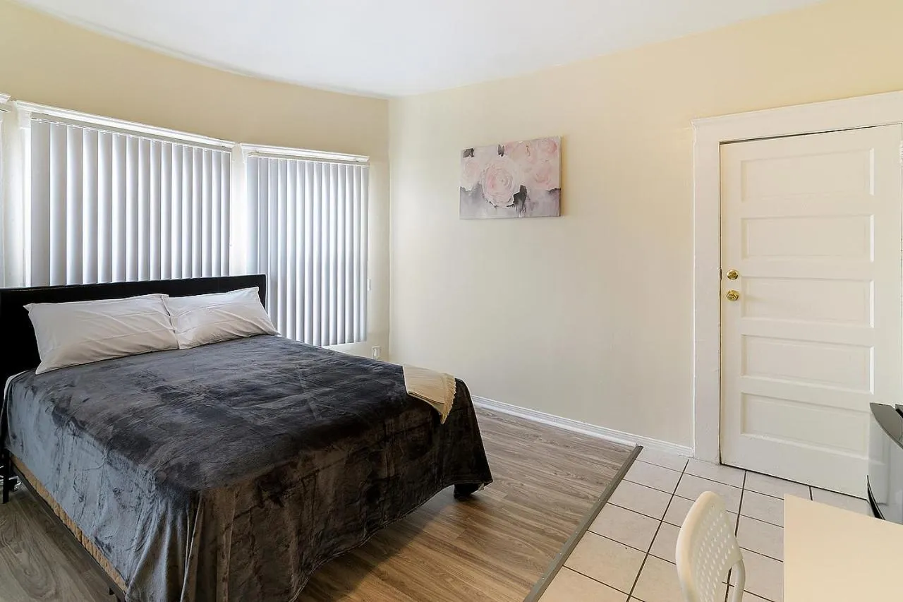 Bed in Pads on Pasadena Ave