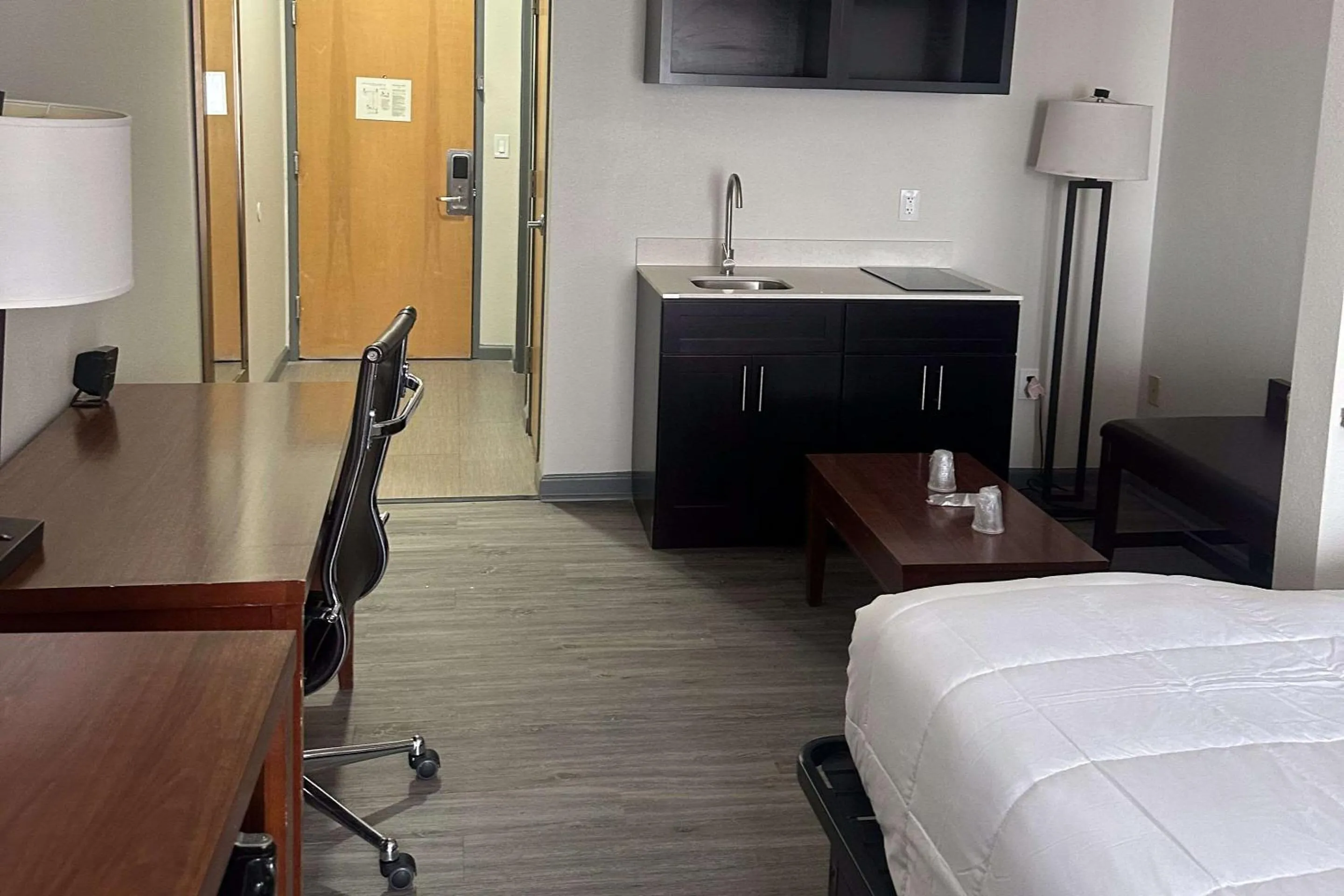 Bedroom, Bed in Quality Suites Waldorf