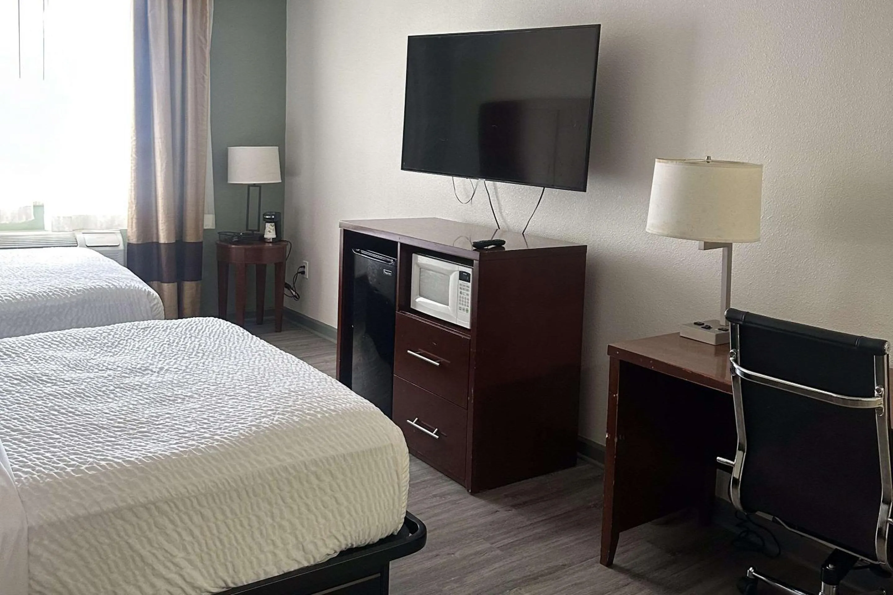 Bedroom, Bed in Quality Suites Waldorf