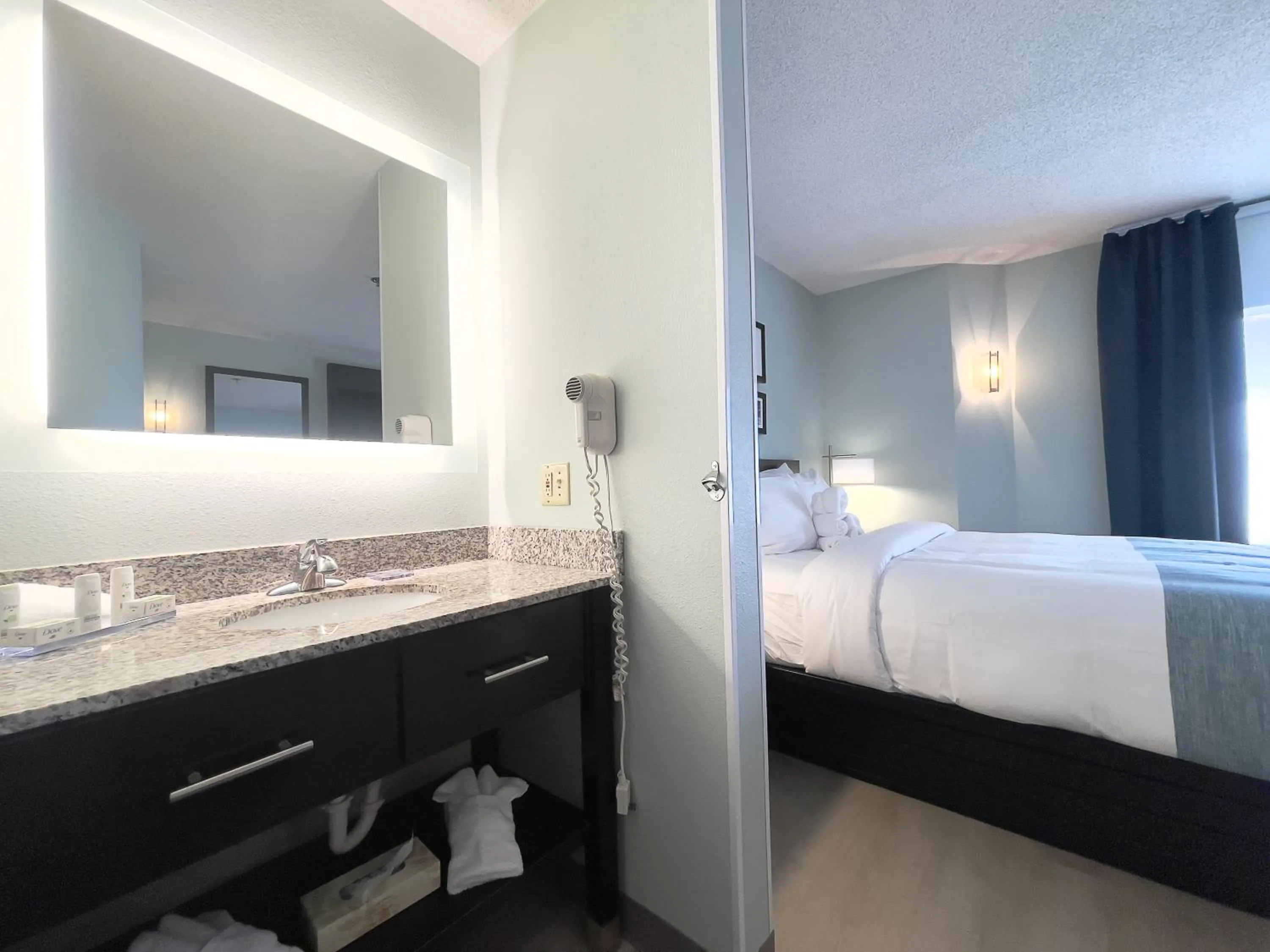 Bathroom, Bed in Wingate by Wyndham Salisbury