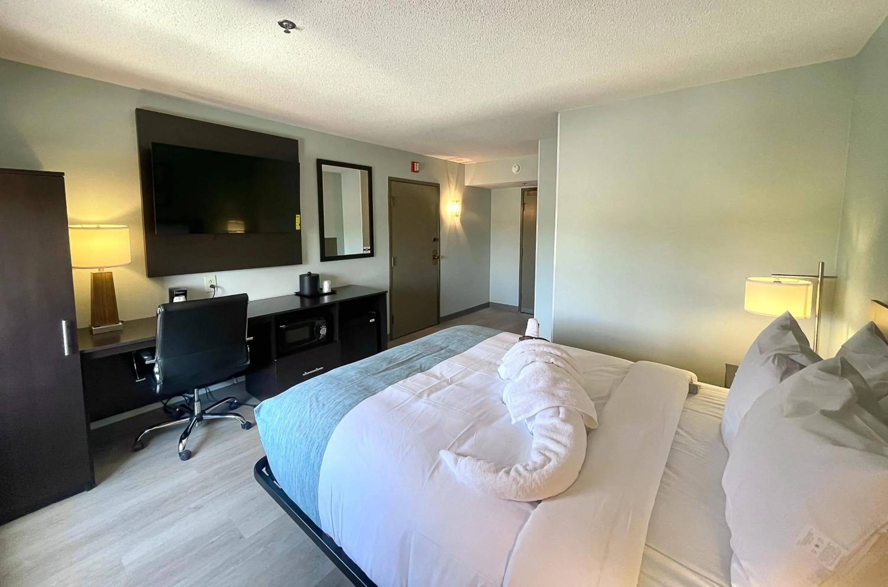 Bedroom, Bed in Wingate by Wyndham Salisbury