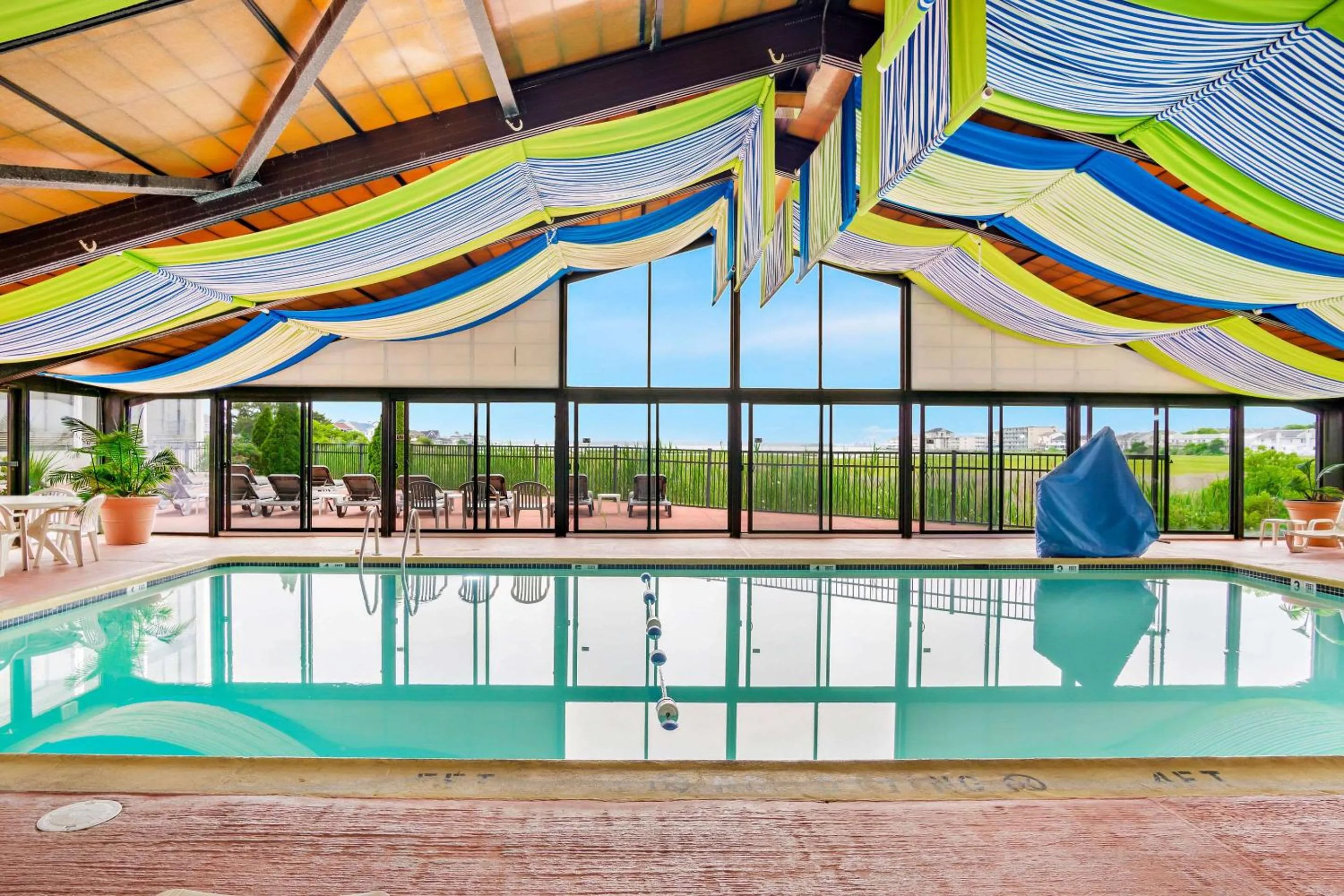 Swimming pool in Comfort Inn Gold Coast