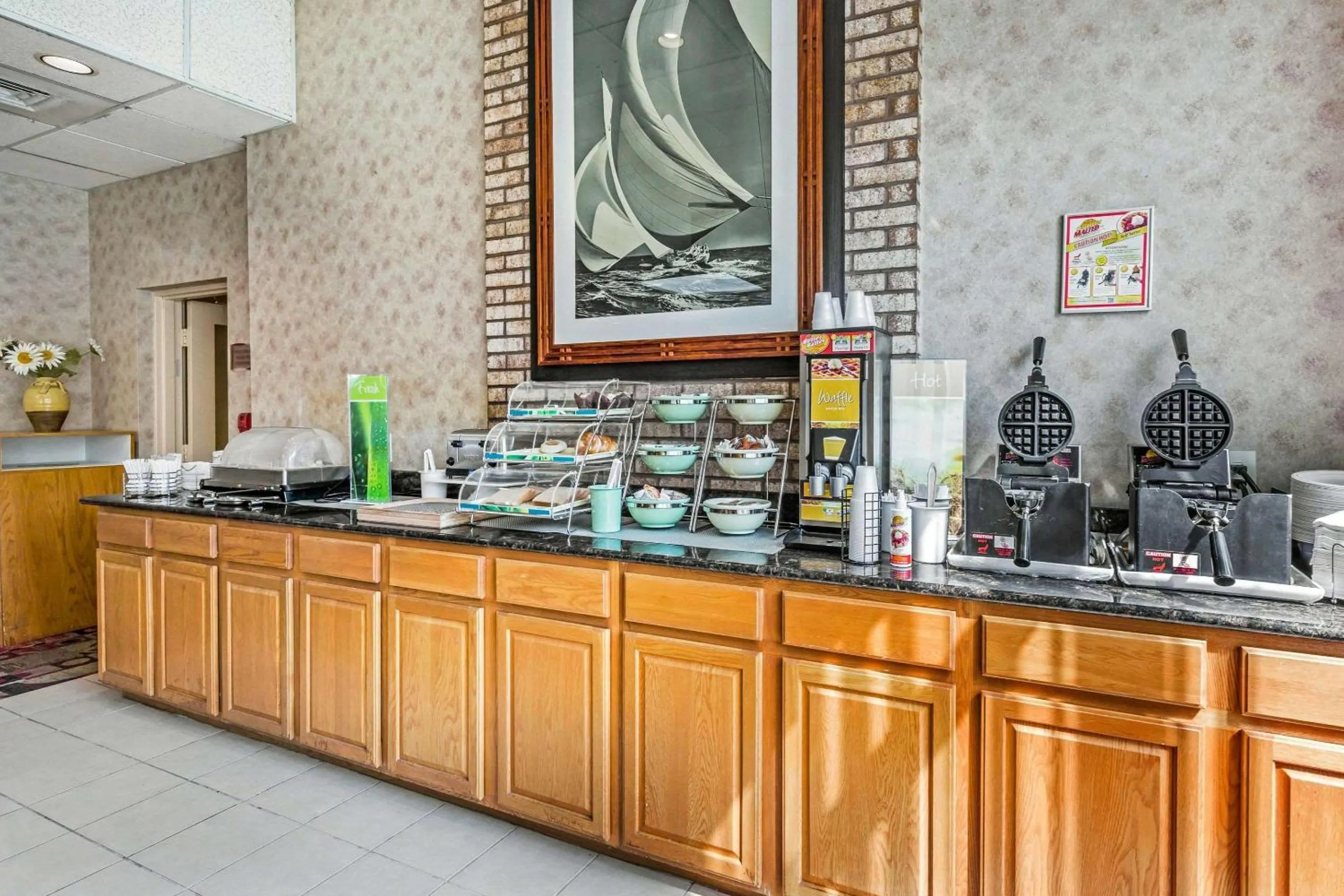 Restaurant/places to eat in Quality Inn Easton