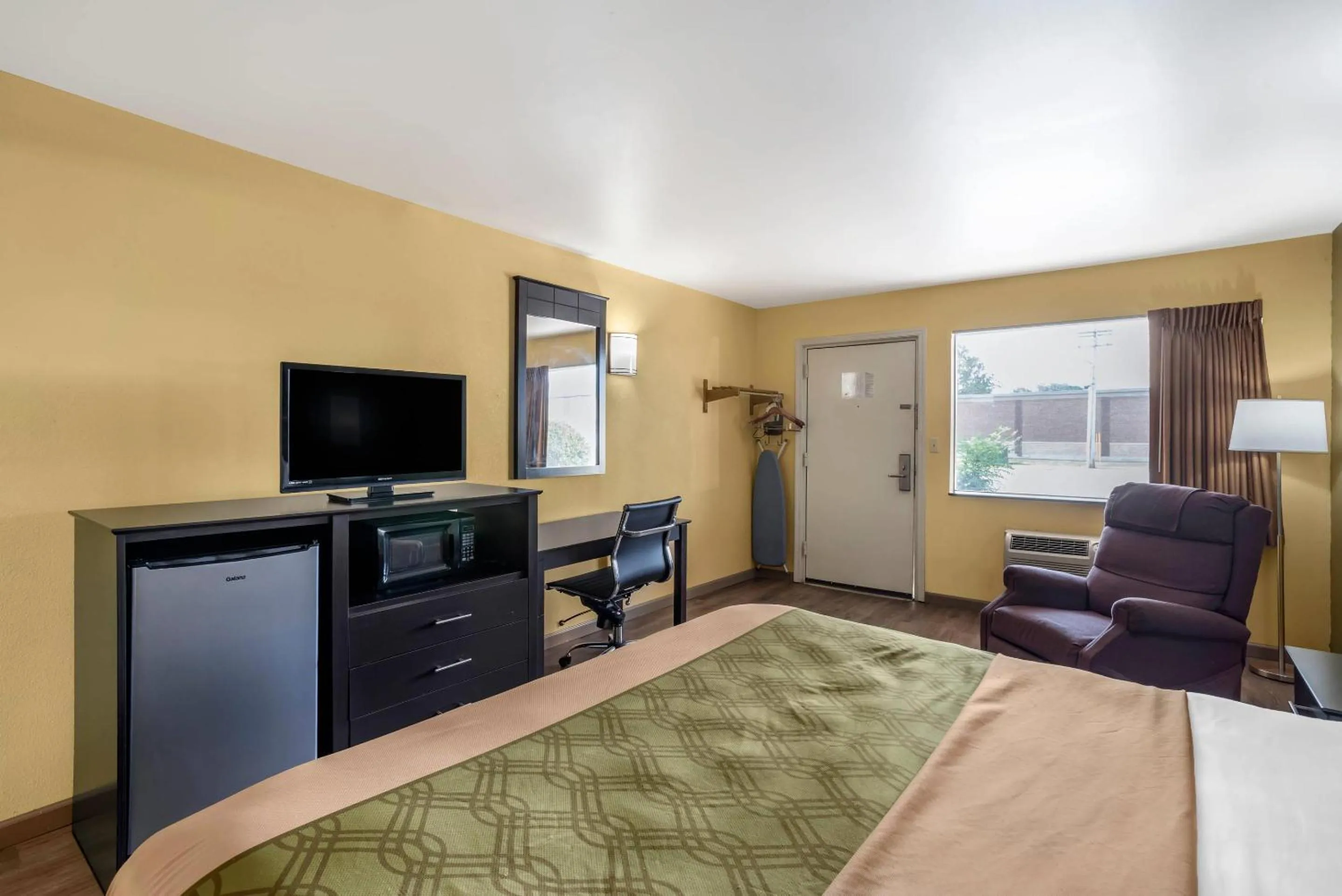 Bedroom in Econo Lodge Easton Route 50