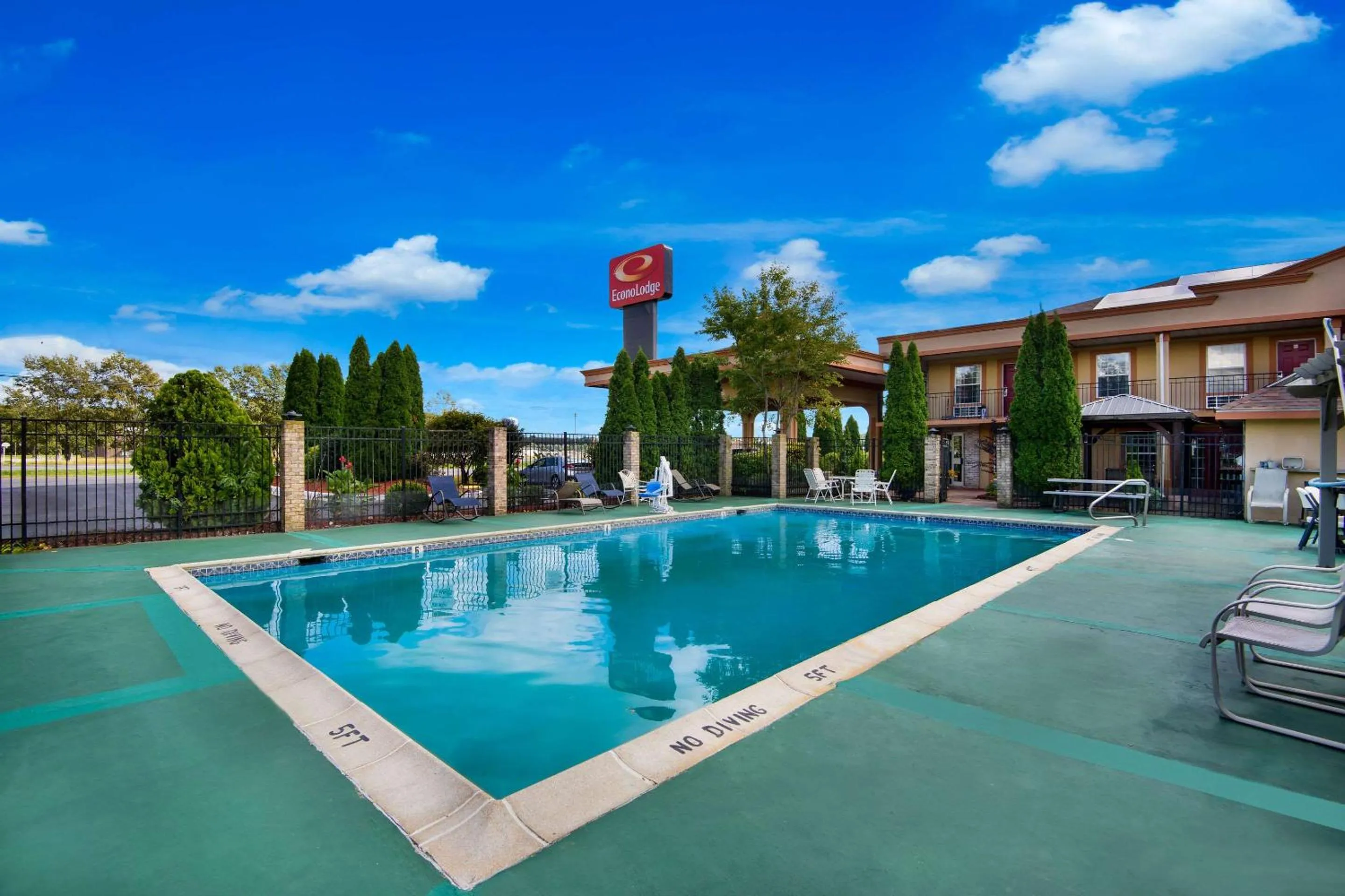Swimming pool in Econo Lodge Princess Anne